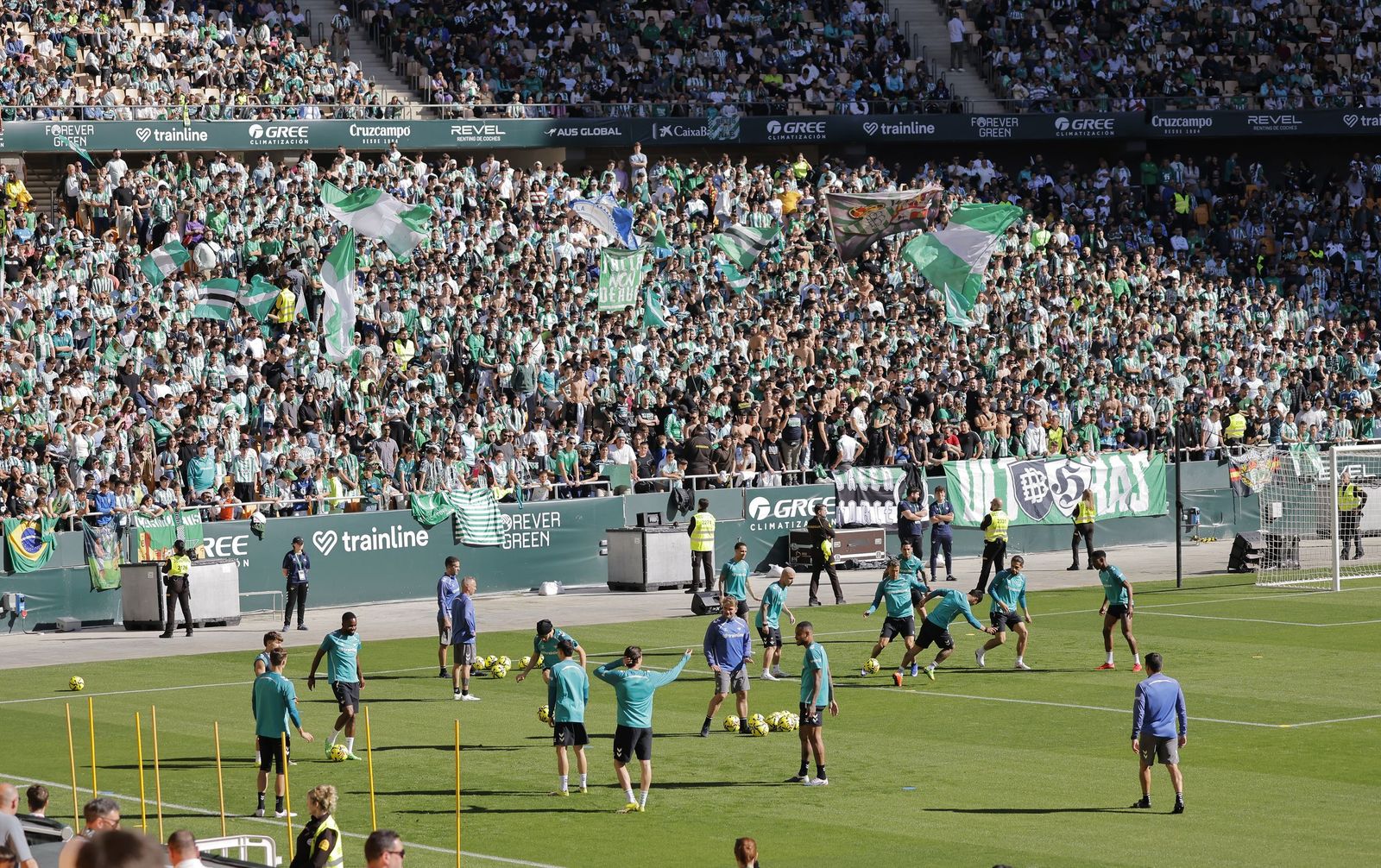 Las fotos del entrenamiento del Betis a puerta abierta