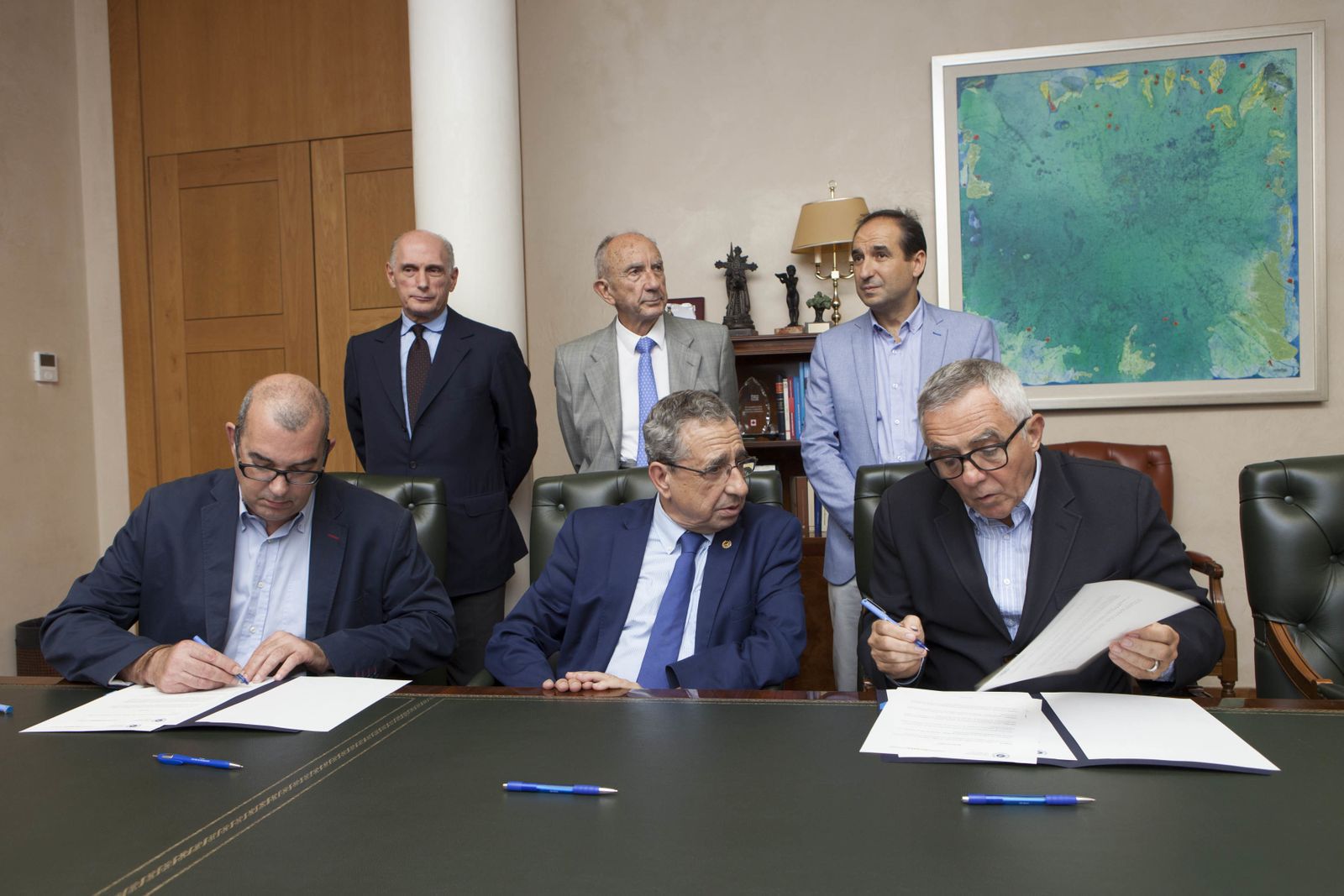 El rector de la Universidad de Malaga, Jose Angel Narvaez, el director artistico del Museo Picasso  Malaga, Jose Lebrero, y el gerente de la pinacoteca, Guillermo Peiro, durante la firma del convenio. Detrás a la izquierda, Bernard Ruiz-Picasso