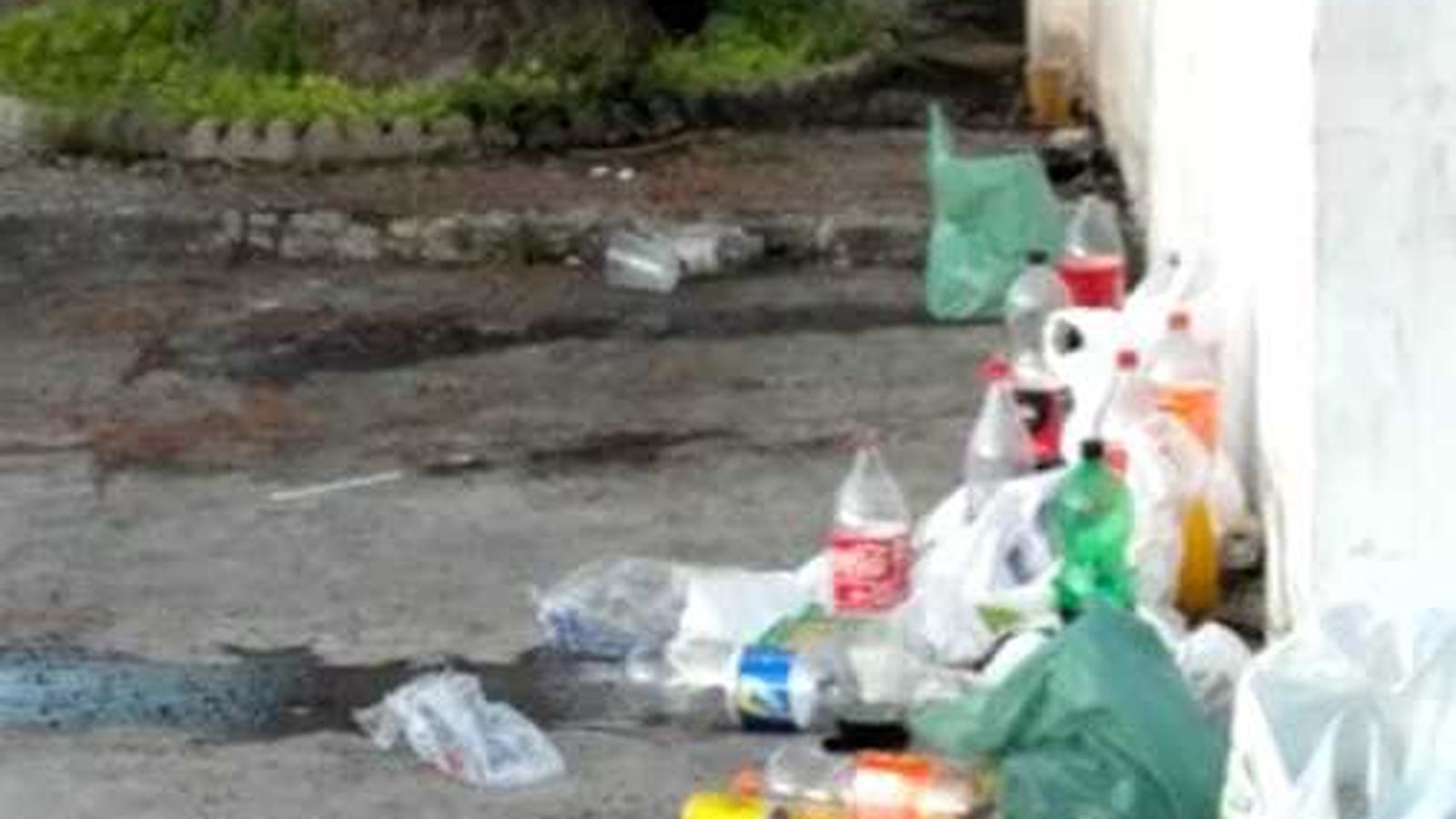 Restos del botellón en la zona.