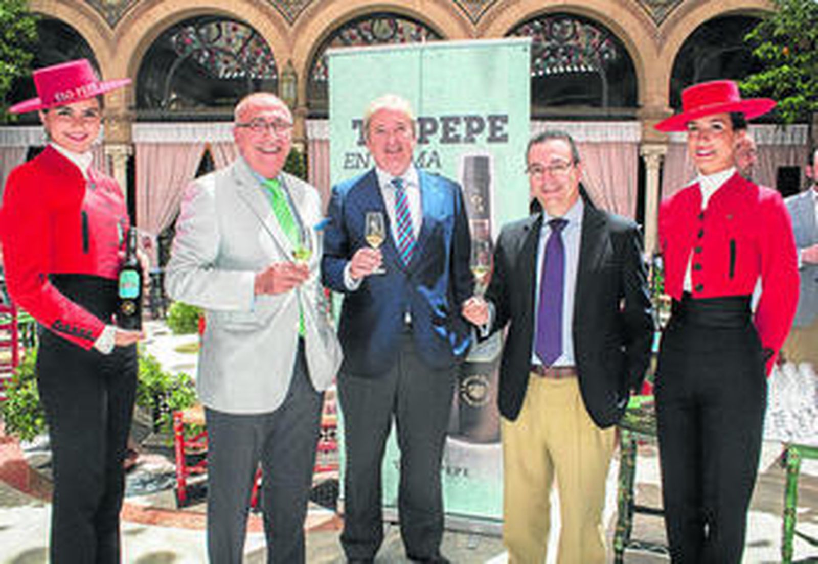 César Cadaval, Rafa Serna, José Manuel Soto y Pascual González y Juani Calceteiro, de Cantores de Híspalis.