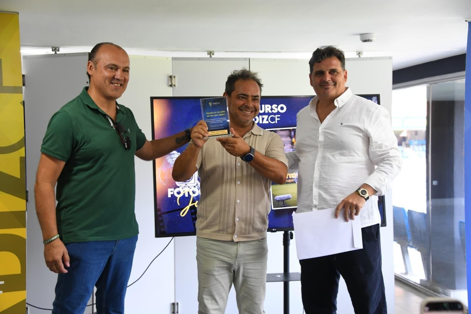 Julio González posa con su galardón junto a Kike Caballero y Rafael Contreras.