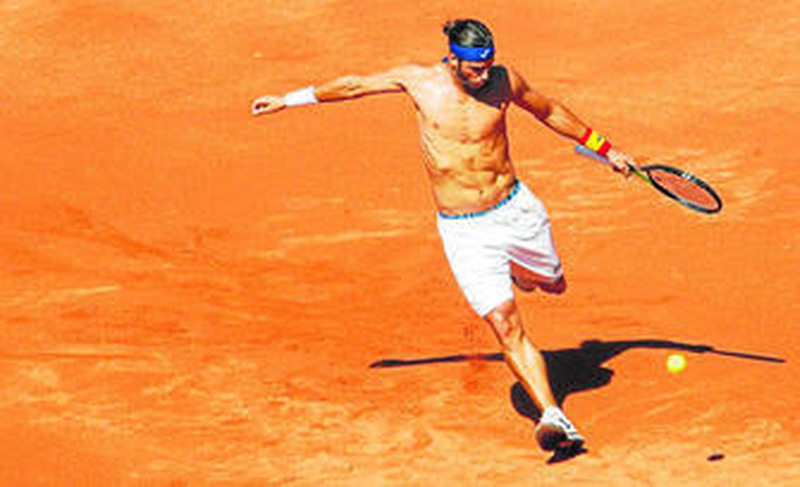 Feliciano López golpea la pelota con el pie durante la sesión matinal de entrenamiento de ayer.
