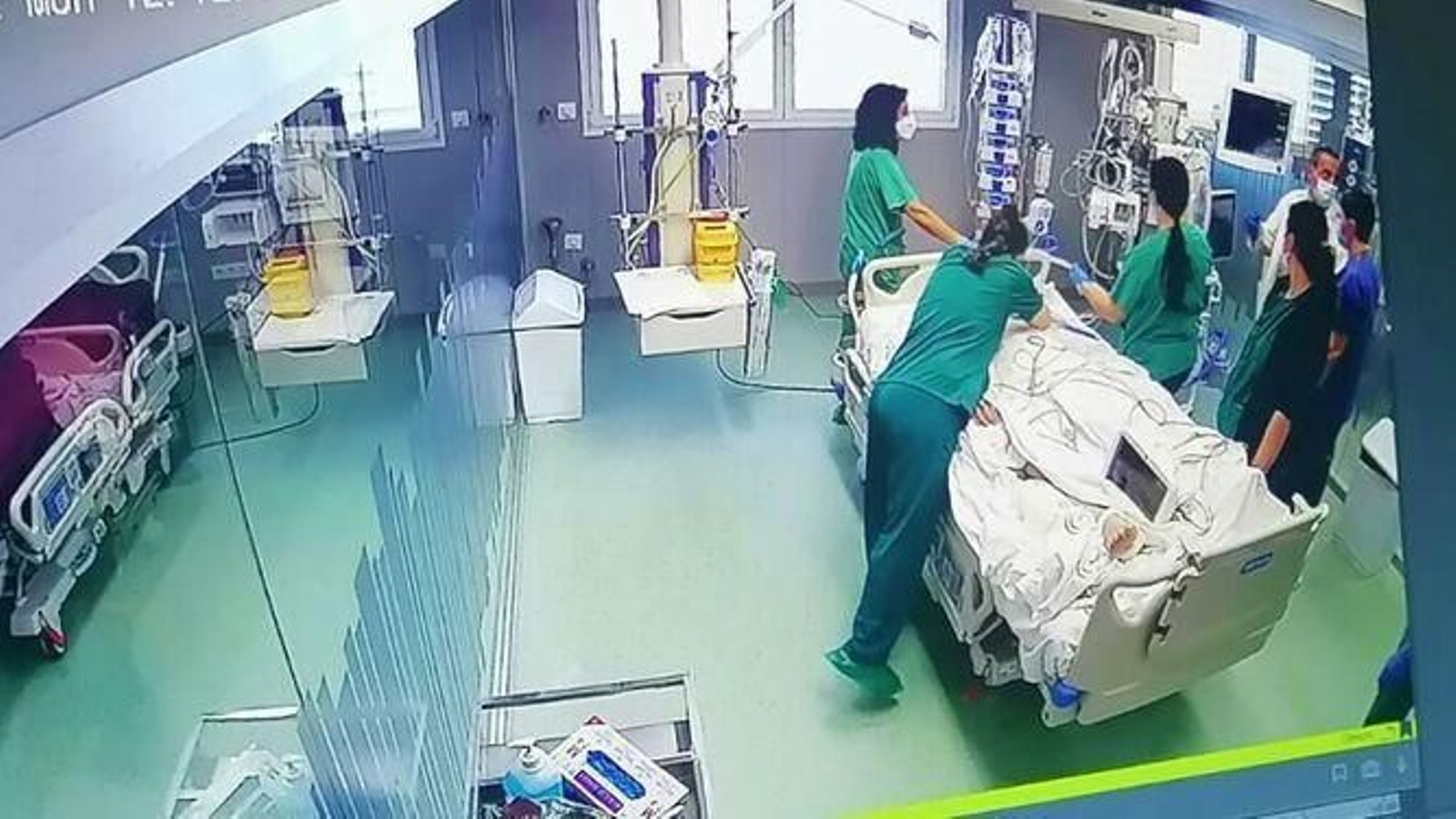 Personal sanitario durante el traslado de pacientes a la nueva UCI el 21 de marzo de 2022.