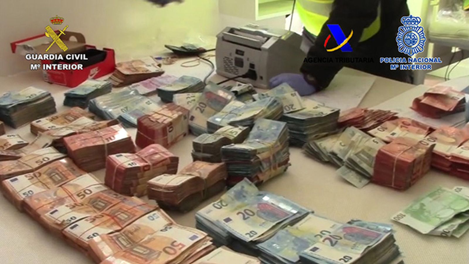 Parte del dinero intervenido.