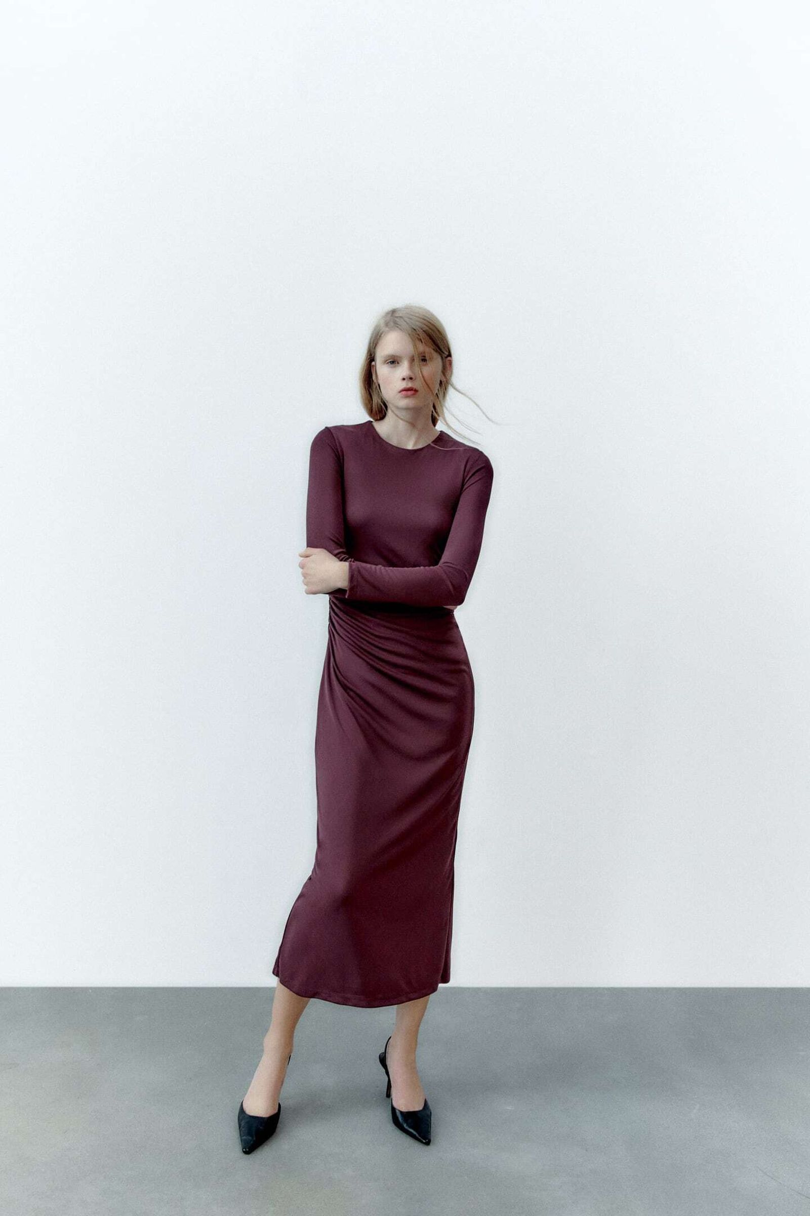 Vestido burdeos con frunces de Zara.