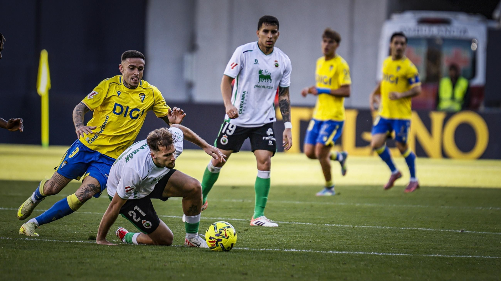 Búscate entre las imágenes del partido de fútbol Cádiz CF - Racing de Santander