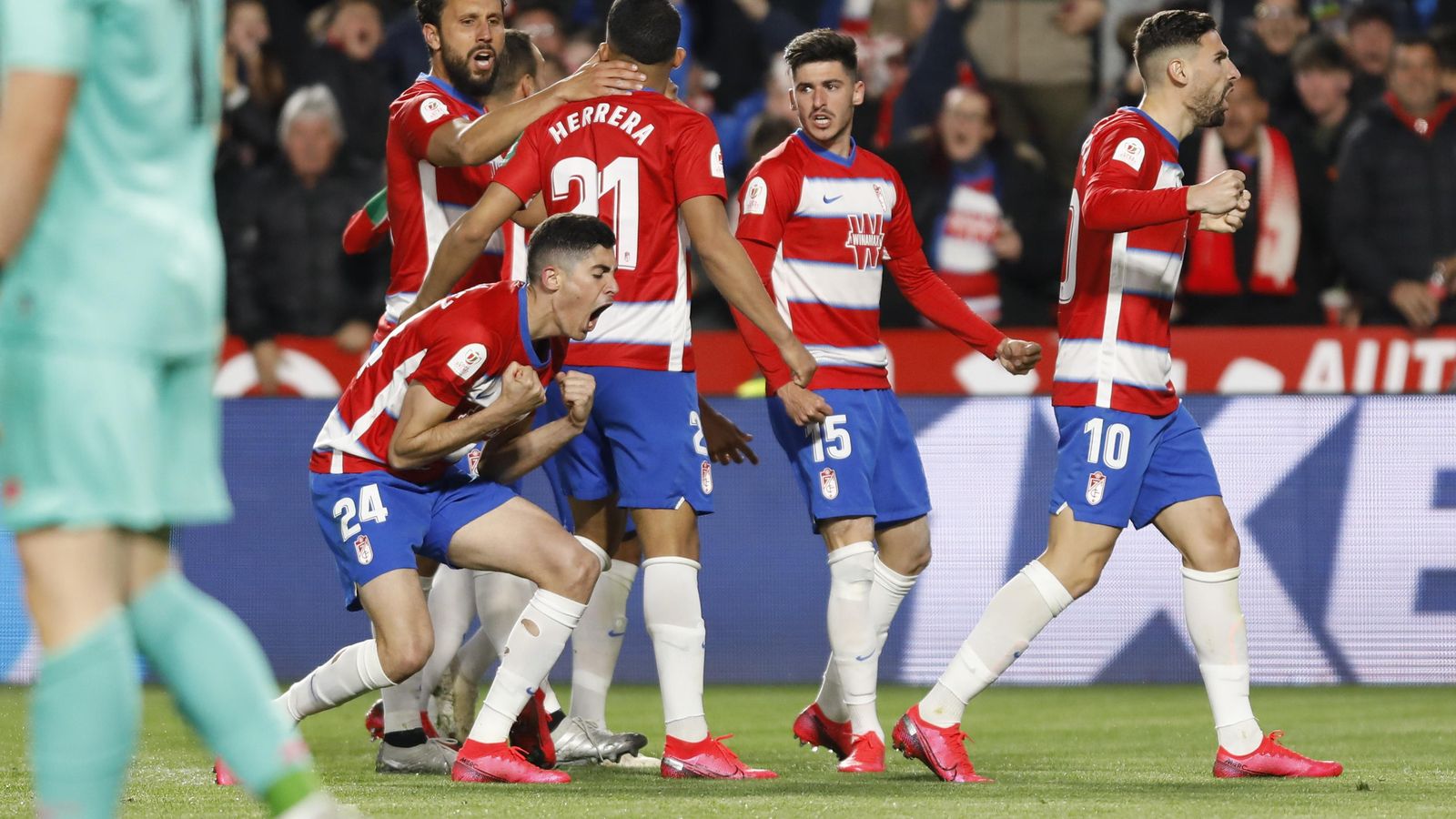 Carlos Fernández celebra con rabia el primer tanto de los rojiblancos.