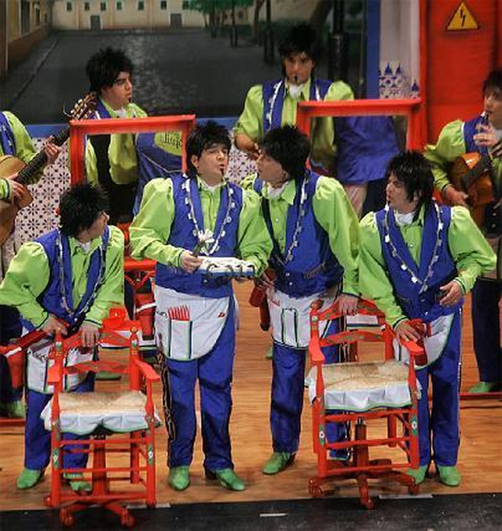 Kike Remolino, en el centro, se ganó al público con su interpretación.   Foto: Jesus Marin