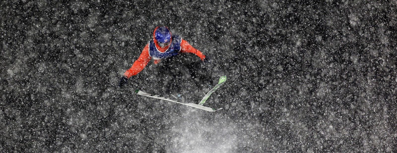 El noruego Ulrik Samnoey efectúa un salto en medio de una impresionante nevada.