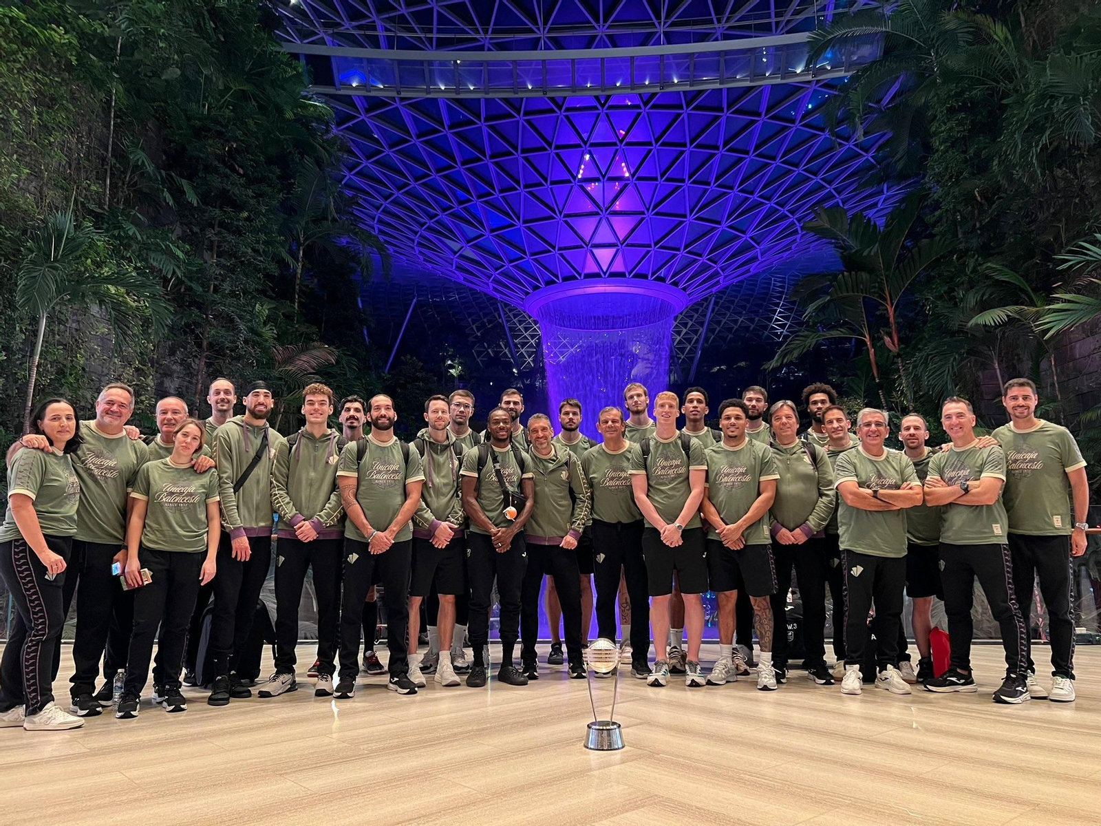 El Unicaja, a su salida de Singapur, con la Copa.