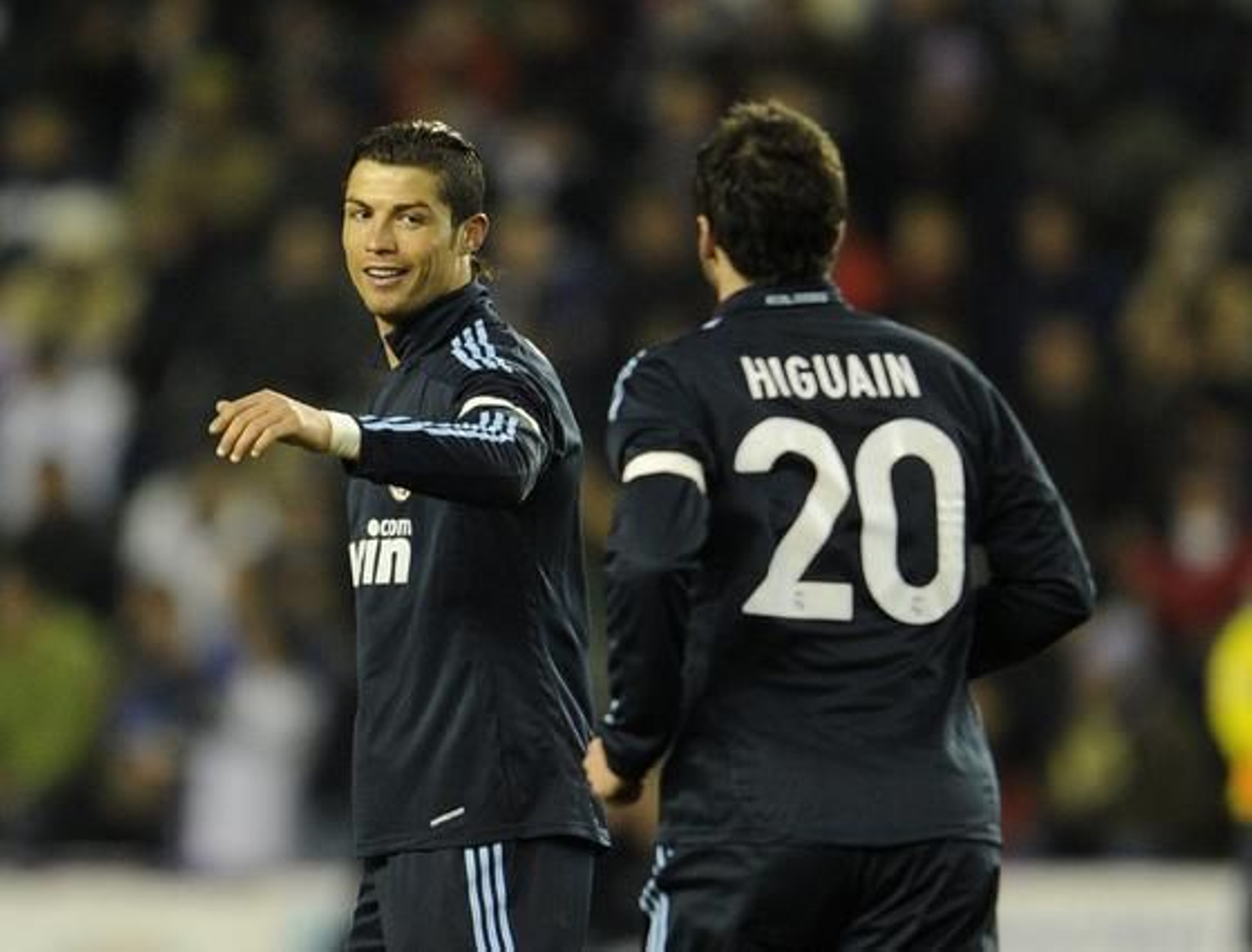 Ronaldo felicita a Higuaín tras uno de sus goles. / AFP