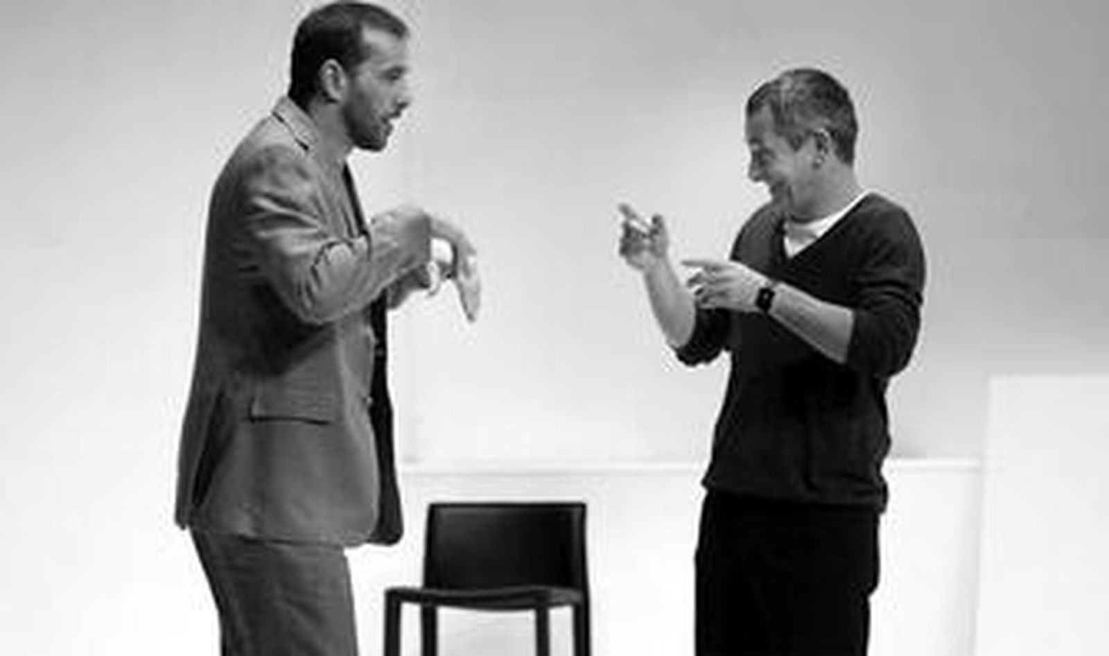 Luis Merlo e Iñaki Miramón, en una escena de la obra 'Arte', representada el sábado por la noche en el teatro Muñoz Seca de El Puerto.