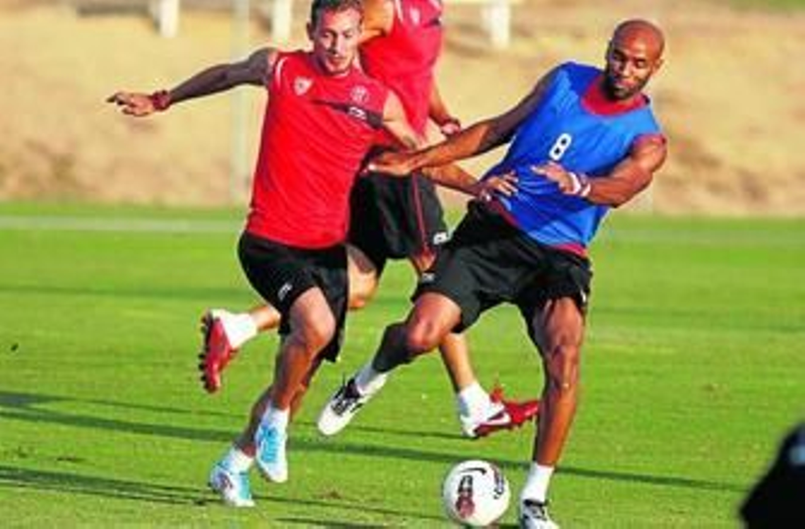 Kanoute pugna con Guarente en la sesión vespertina de ayer.