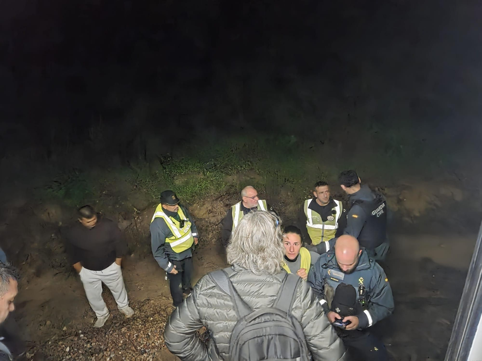 La Guardia Civil atendiendo a los pasajeros.