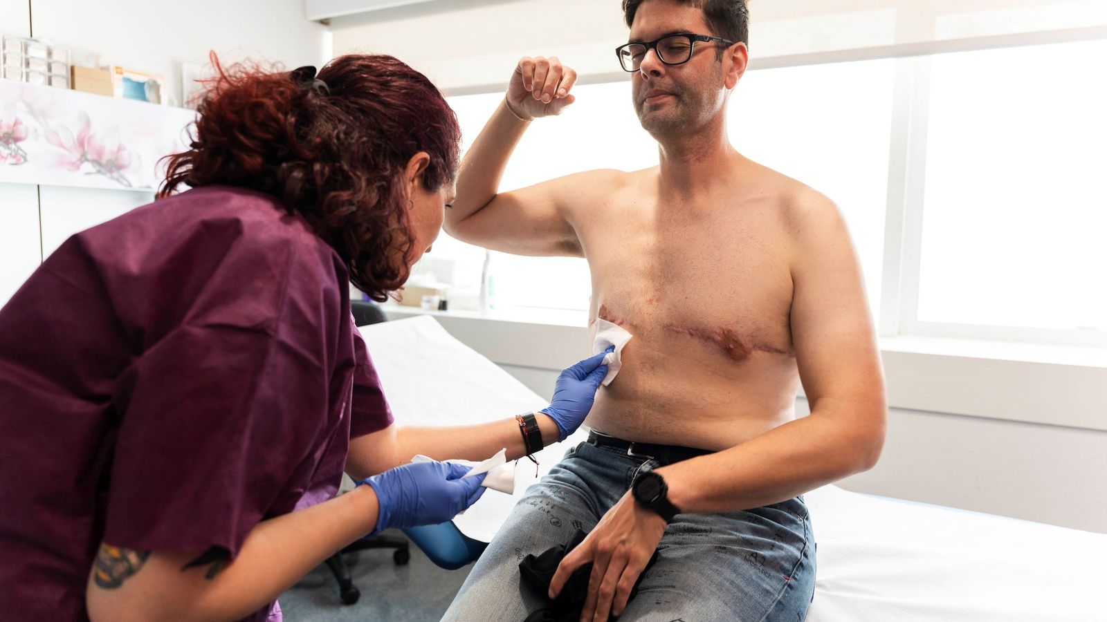 Juan Luis Rodríguez, un paciente con doble mastectomía que entra en la consulta con los ojos cerrados para cuando los vuelva a abrir no ver más en el espejo la huella de la enfermedad