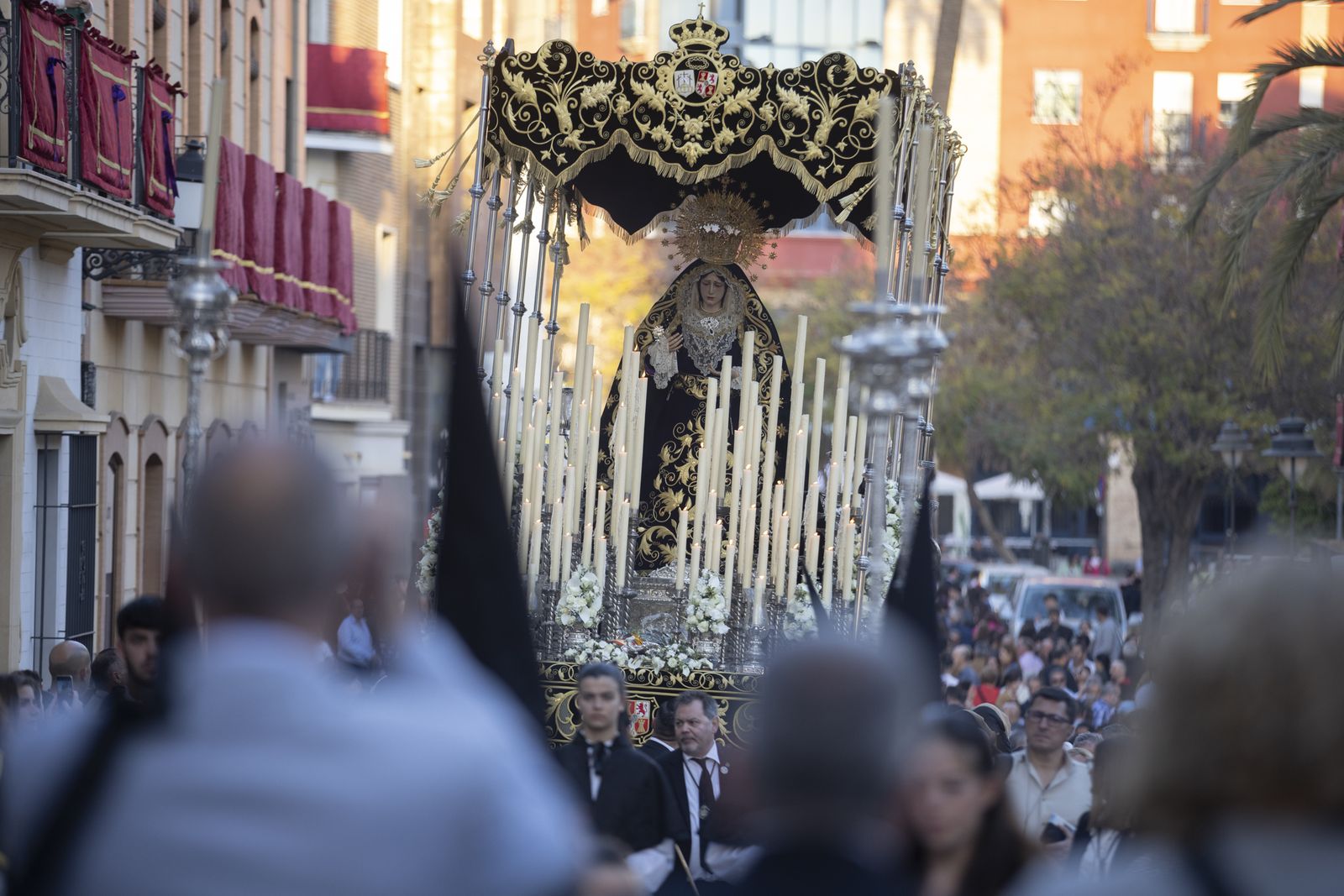 La Hermandad del Santo Entierro de la Semana Santa de Huelva 2023, en imágenes
