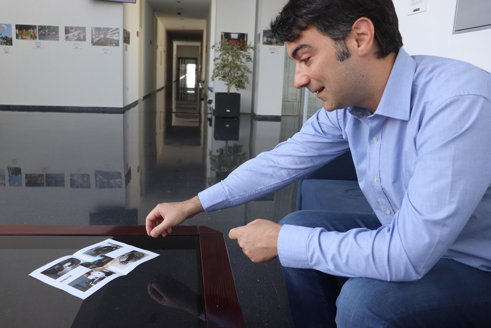 El investigador de Cites Borja Millán encabeza el proyecto de la UHU 'OliBoTIC'.