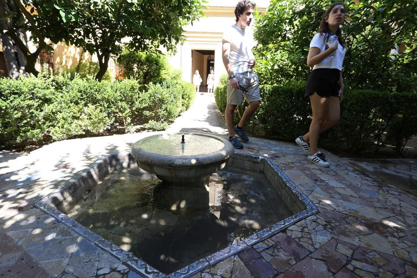 El mal estado de conservación de la fuente del Jardín del Príncipe del Alcázar.