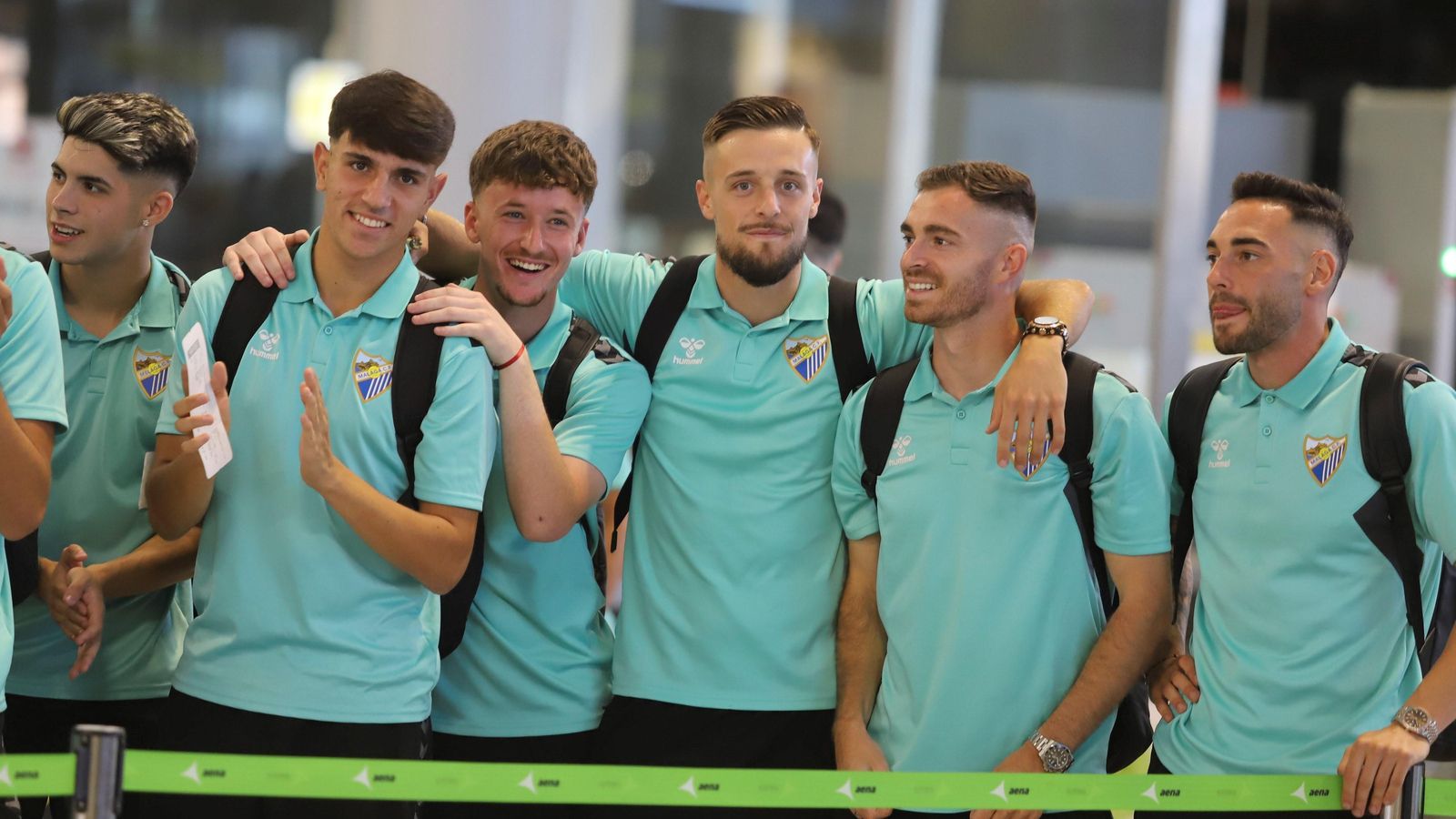Las fotos de la afición despidiendo al Málaga en el aeropuerto antes de ir a Tarragona