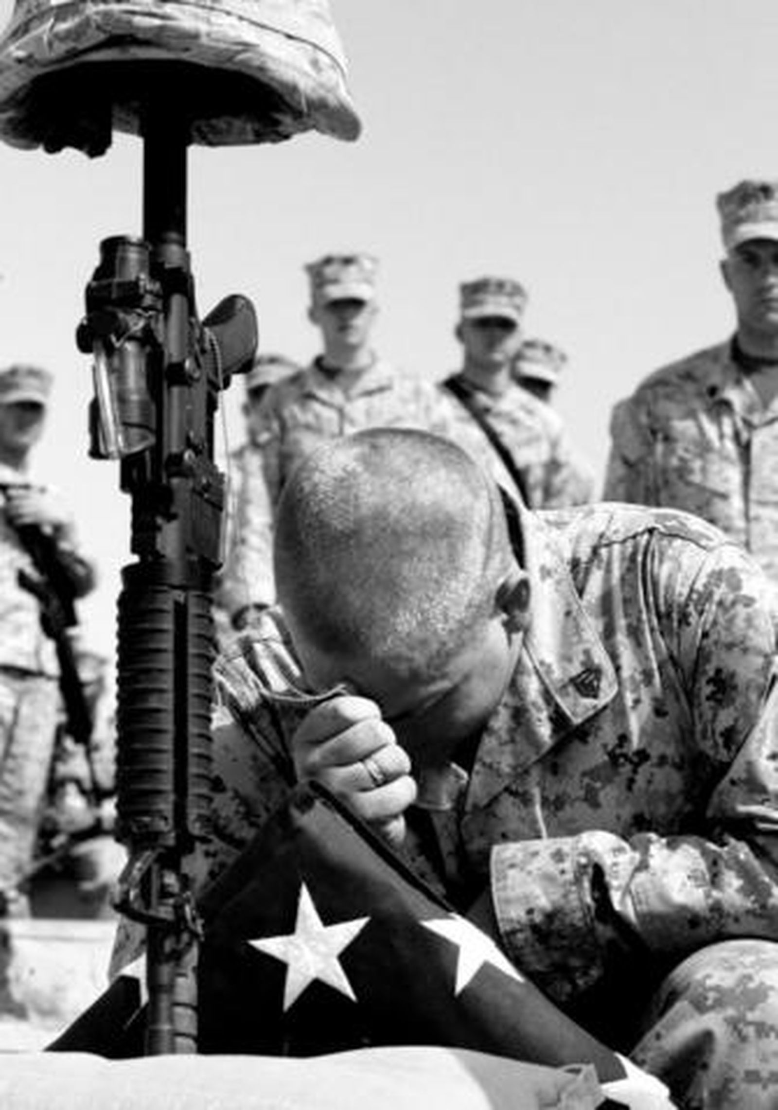 Un soldado estadounidense llora la muerte de un compañero en Iraq, en una imagen reciente.