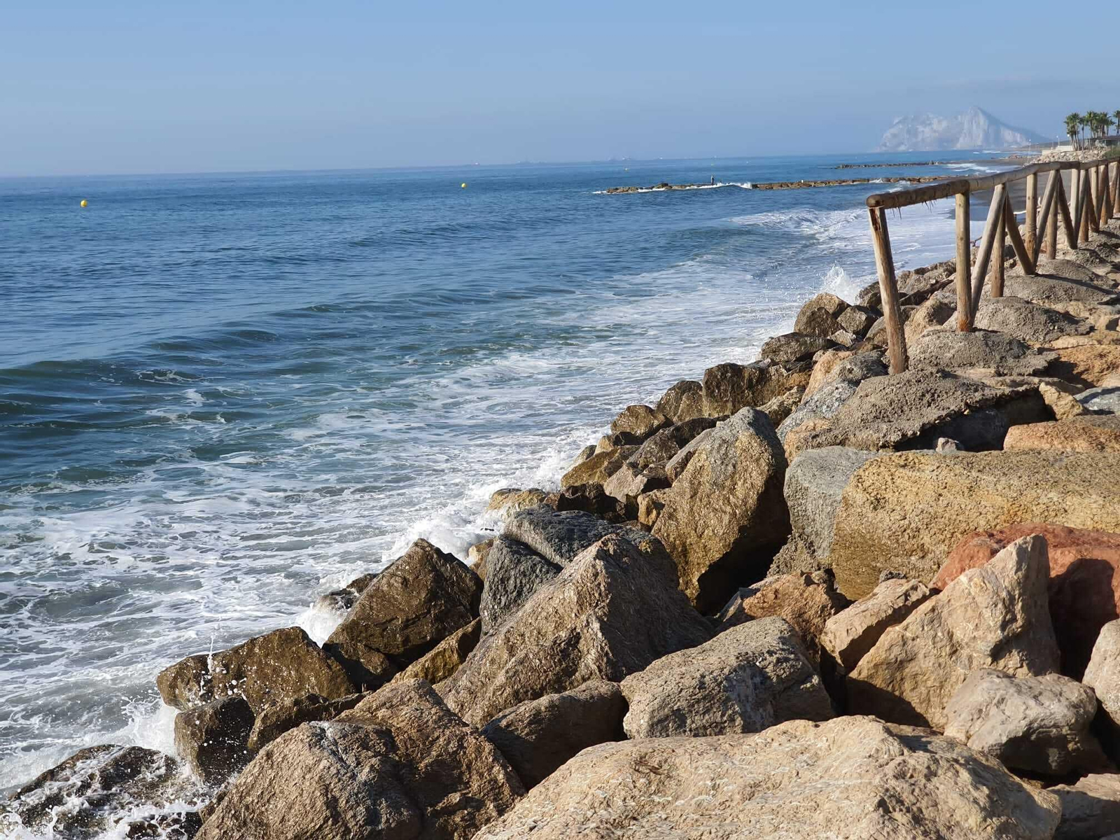 La playa de Sotogrande, sin arena.