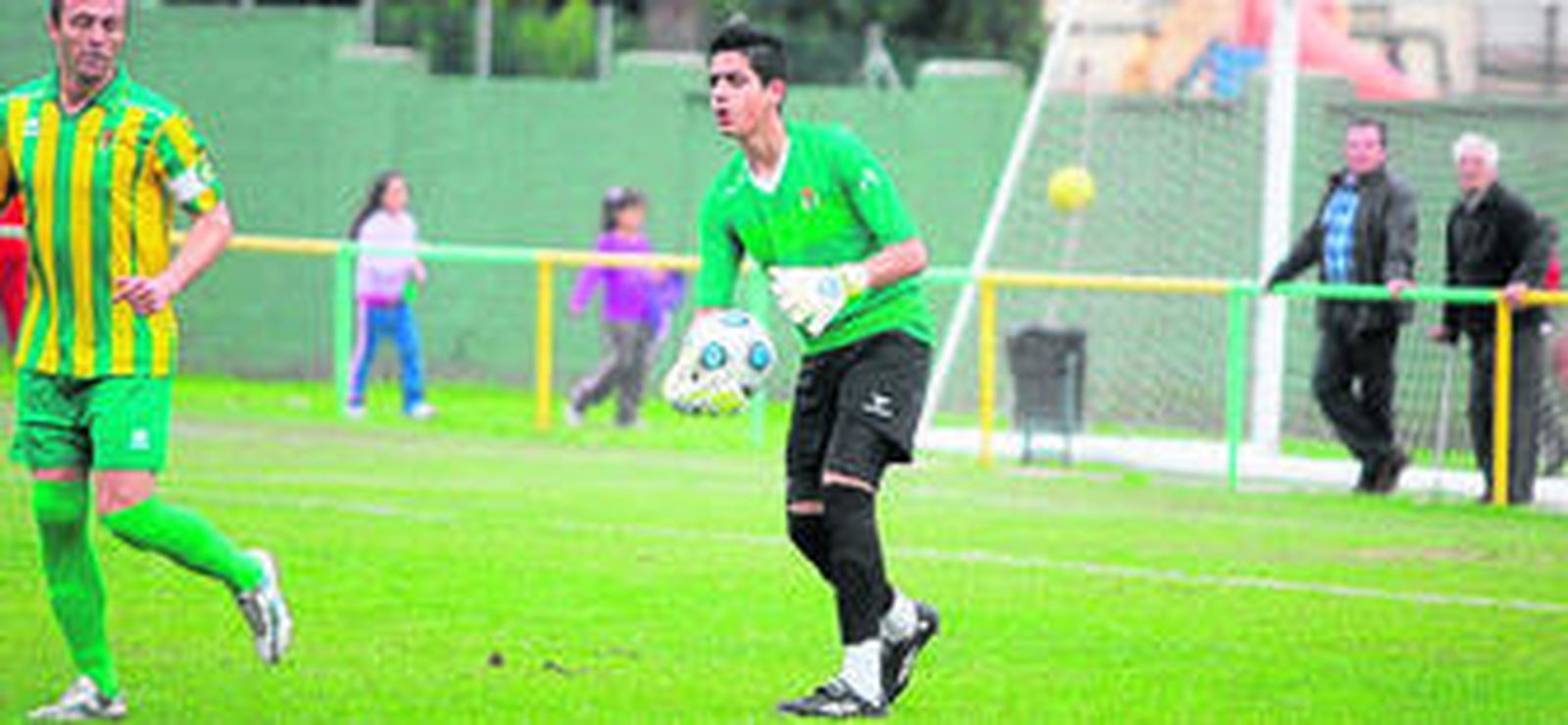 Josemi se dispone a poner el balón en juego durante el Unión-Córdoba B del pasado domingo.