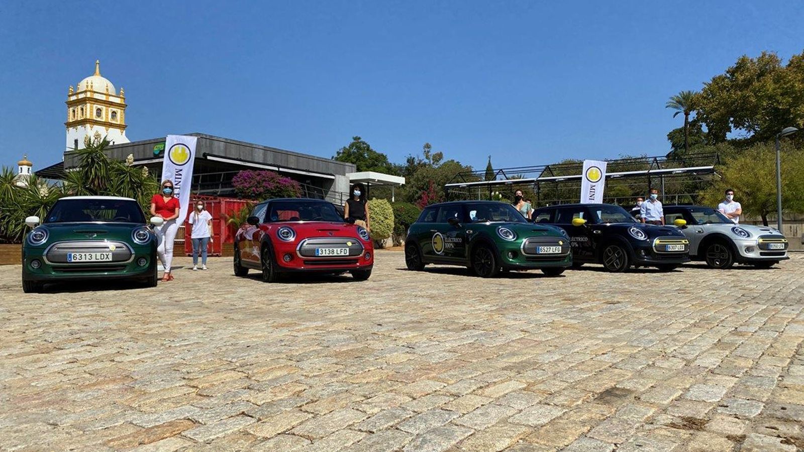 Su concepto está basado en el MINI 3 puertas. Y el diseño, dimensiones, espacio y ambiente interior del nuevo MINI Cooper SE también están basados en los del modelo de combustión, en cuyo desarrollo ya se tuvo en cuenta una futura expansión de gama con una versión totalmente eléctrica.