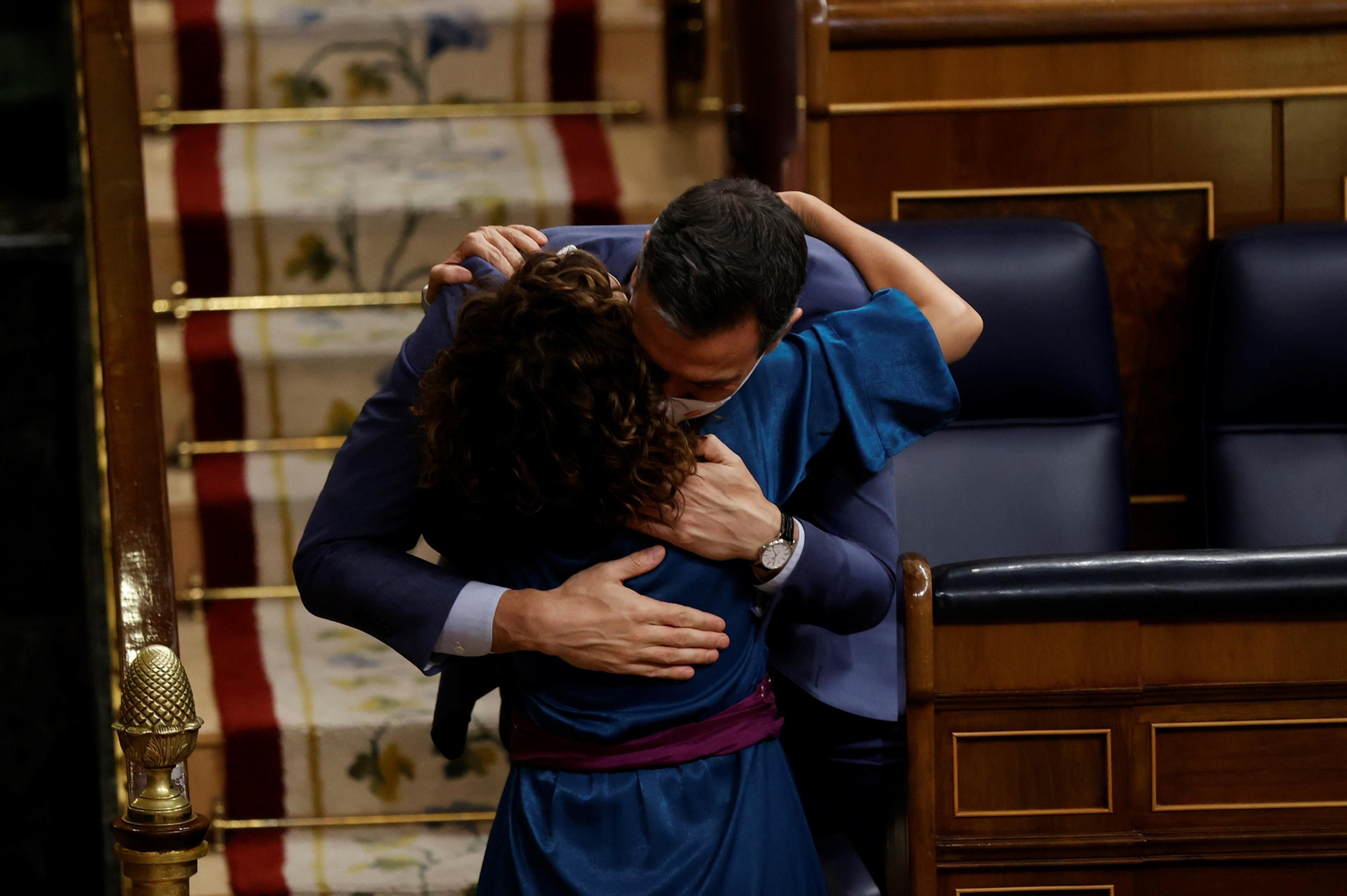 El presidente del Gobierno, Pedro Sánchez, sa abraza con la ministra de Hacienda, María Jesús Montero, tras la aprobadción del proyecto de Ley de Presupuestos Generales del Estado para 2022 en el Congreso.