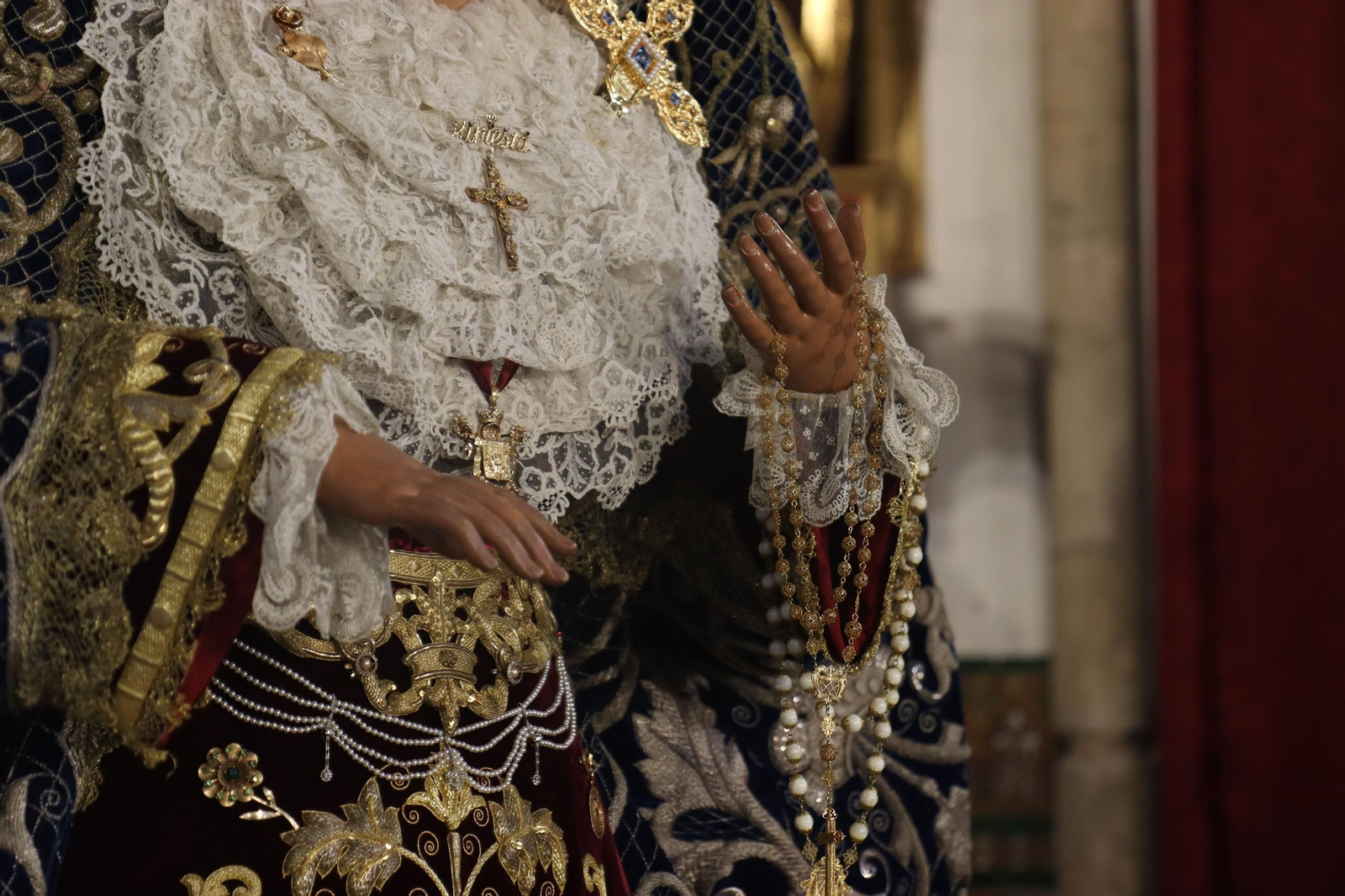 Besamanos de María Santísima de la Hiniesta Dolorosa