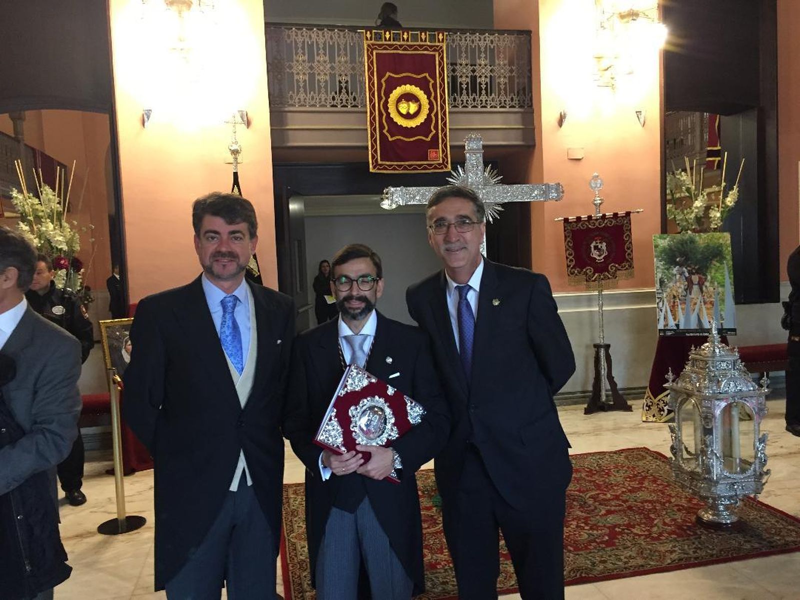 El pregonero Juan Carlos Torrejón con Juan Mera y Juan Manzorro, en el Gran Teatro Falla.