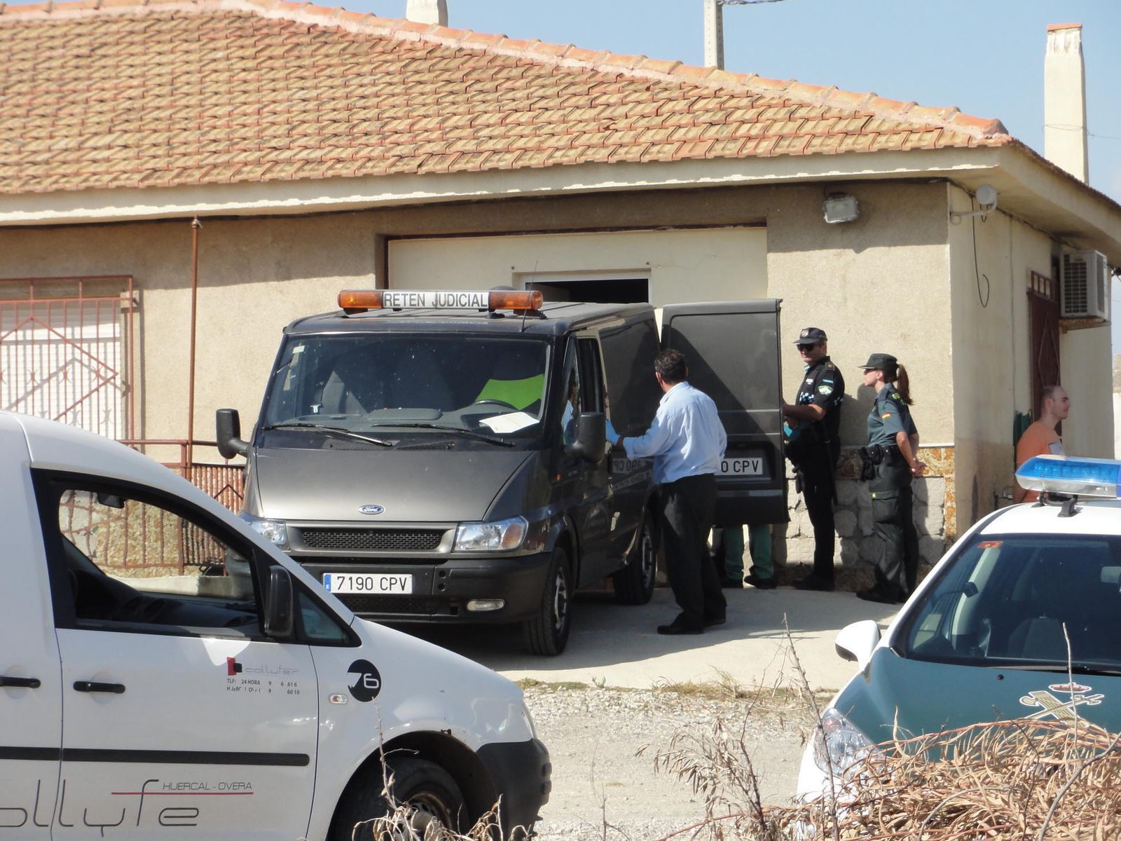 Los cadáveres son introducidos en el vehículo de la funeraria por orden judicial.