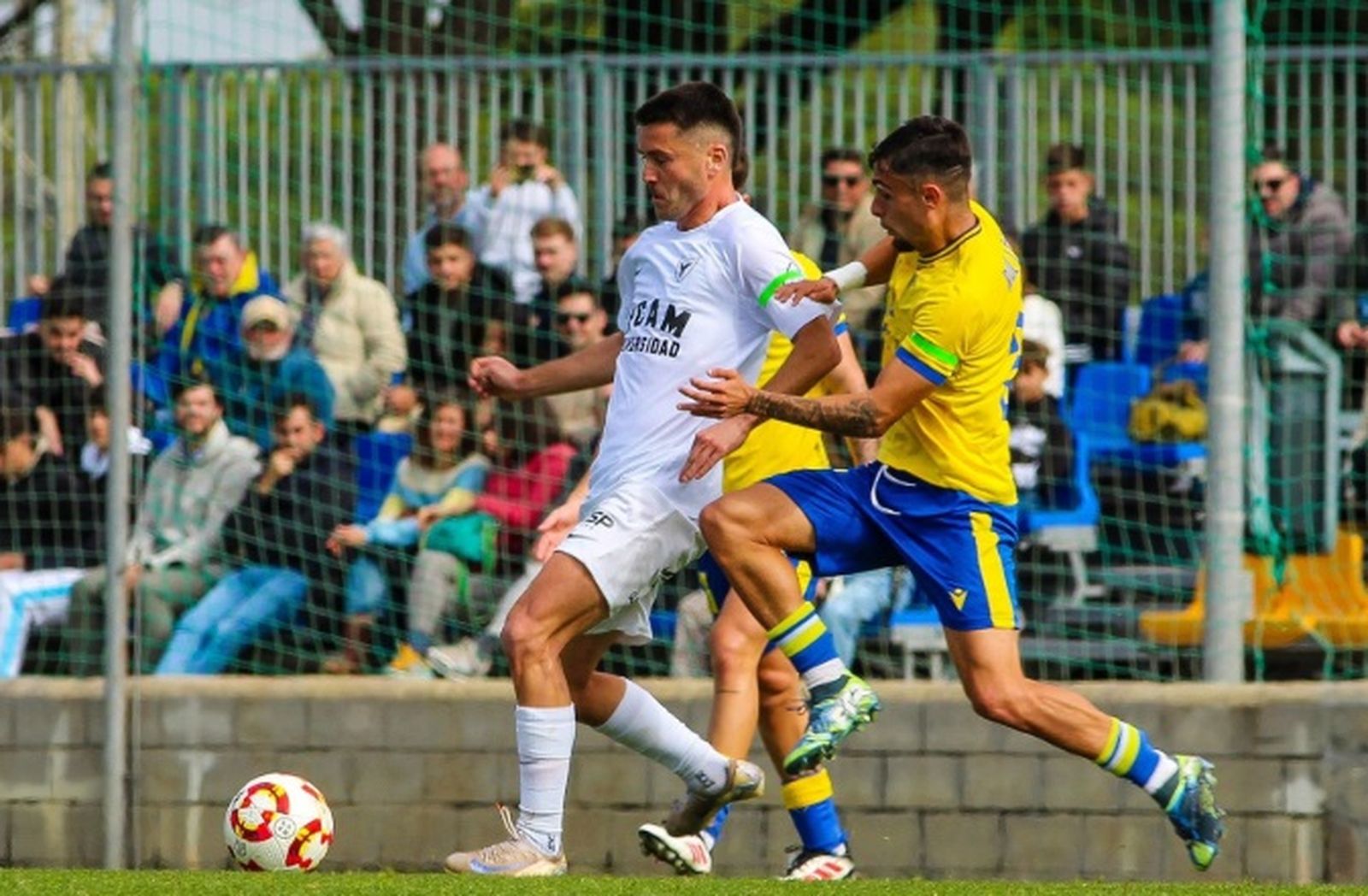 Raúl López presiona a un adversario.