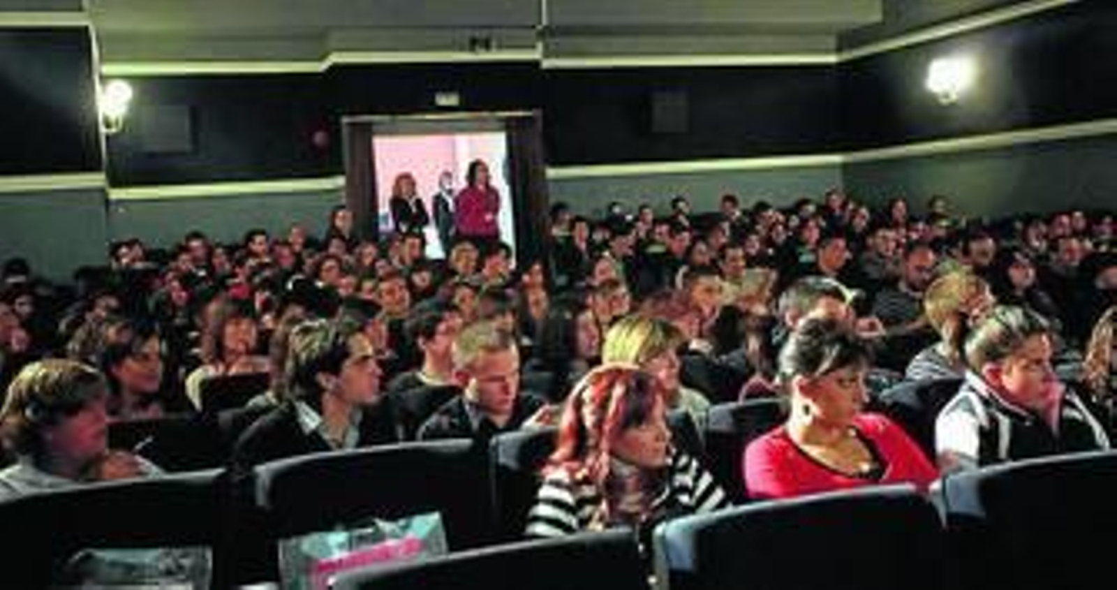 Espectadores sentados en las butacas del cine Albéniz .