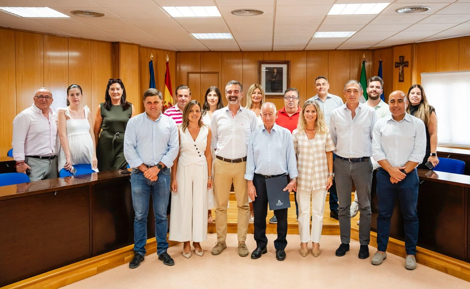 Ramón Fernández Pacheco hace entrega de la concesión de agua desalada a Roquetas de Mar.