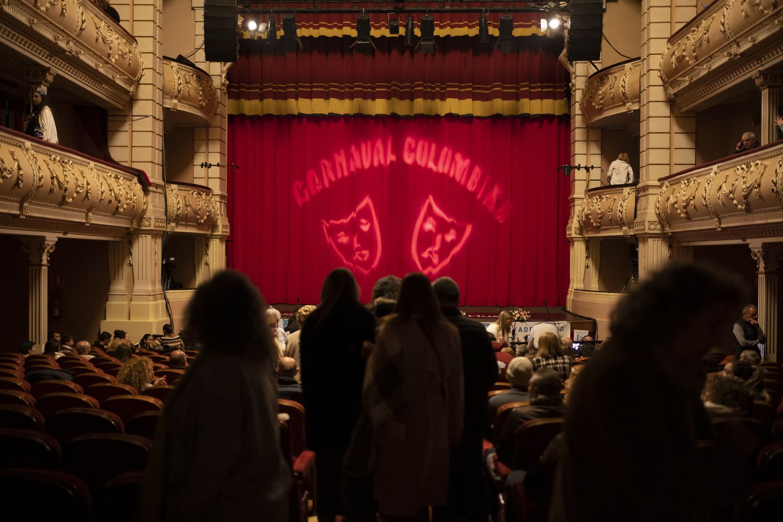 Ambiente del primer día de semifinal del Carnaval Colombino