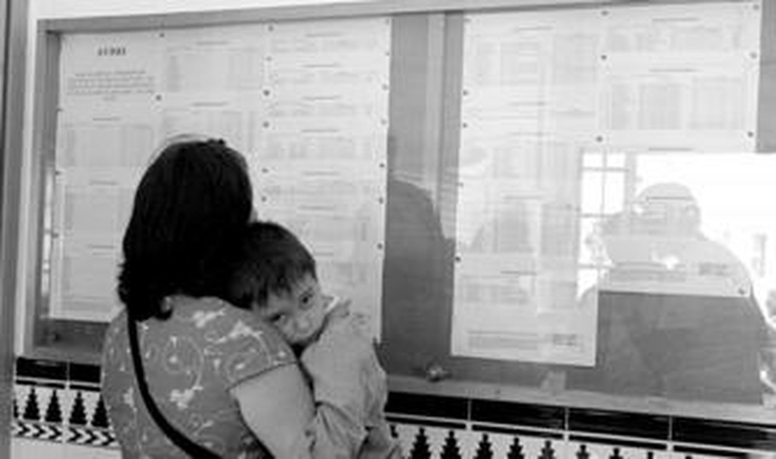 Muchos padres consultaron nerviosos las listas de admitidos que se publicaron ayer en cada centro.