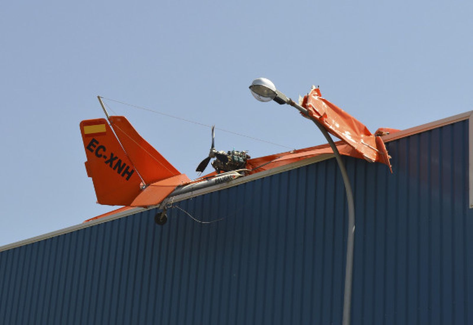 Un herido al caer un ultraligero sobre una nave en Guillena