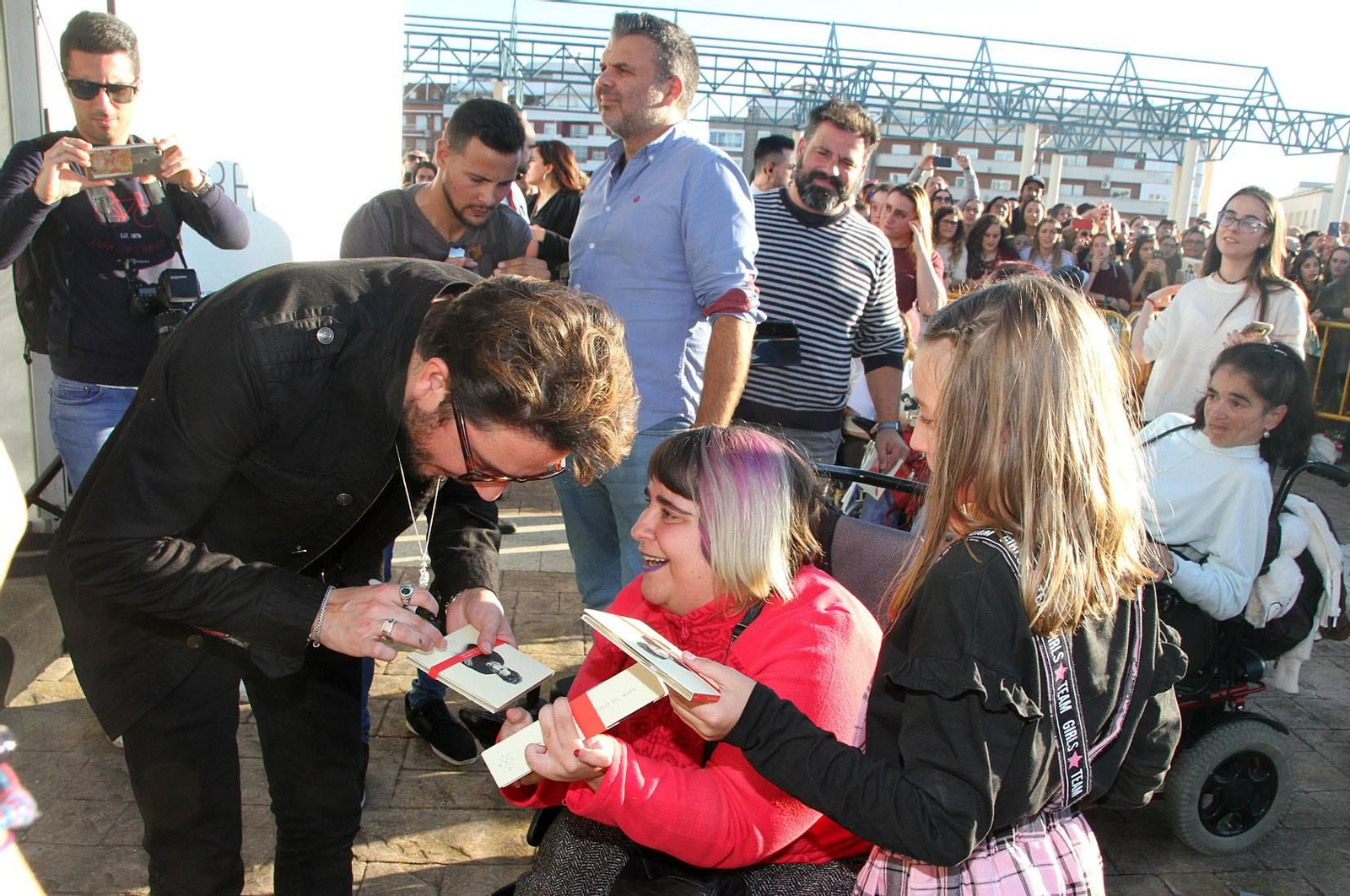 Manuel Carrasco firma sus discos, en imágenes