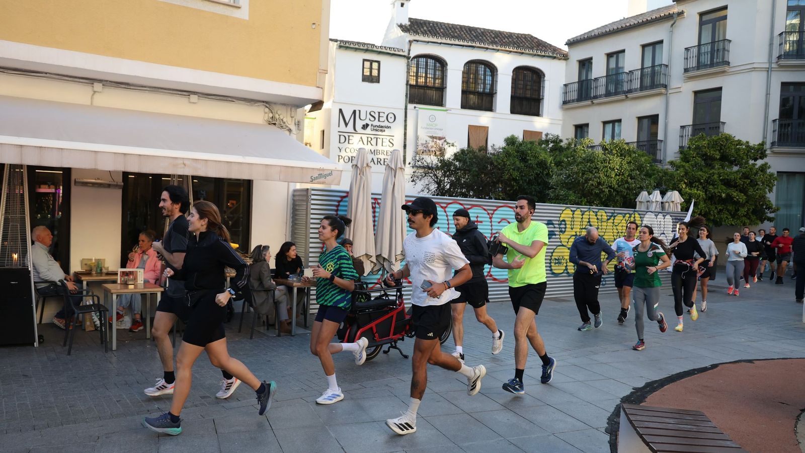 Parte del club de running Poncebos por las calles del centro.