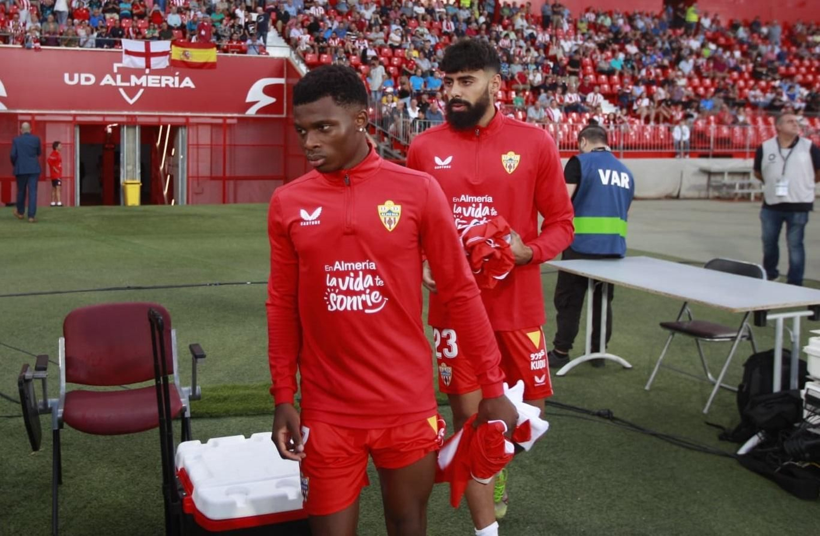 El belga y el portugués, con caras serias, camino del banquillo