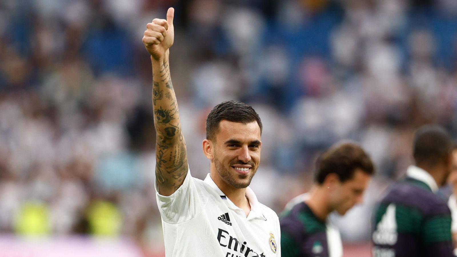 Dani Ceballos saludando a la afición del Madrid, que coreó su nombre en el último partido en el Bernabéu el pasado curso