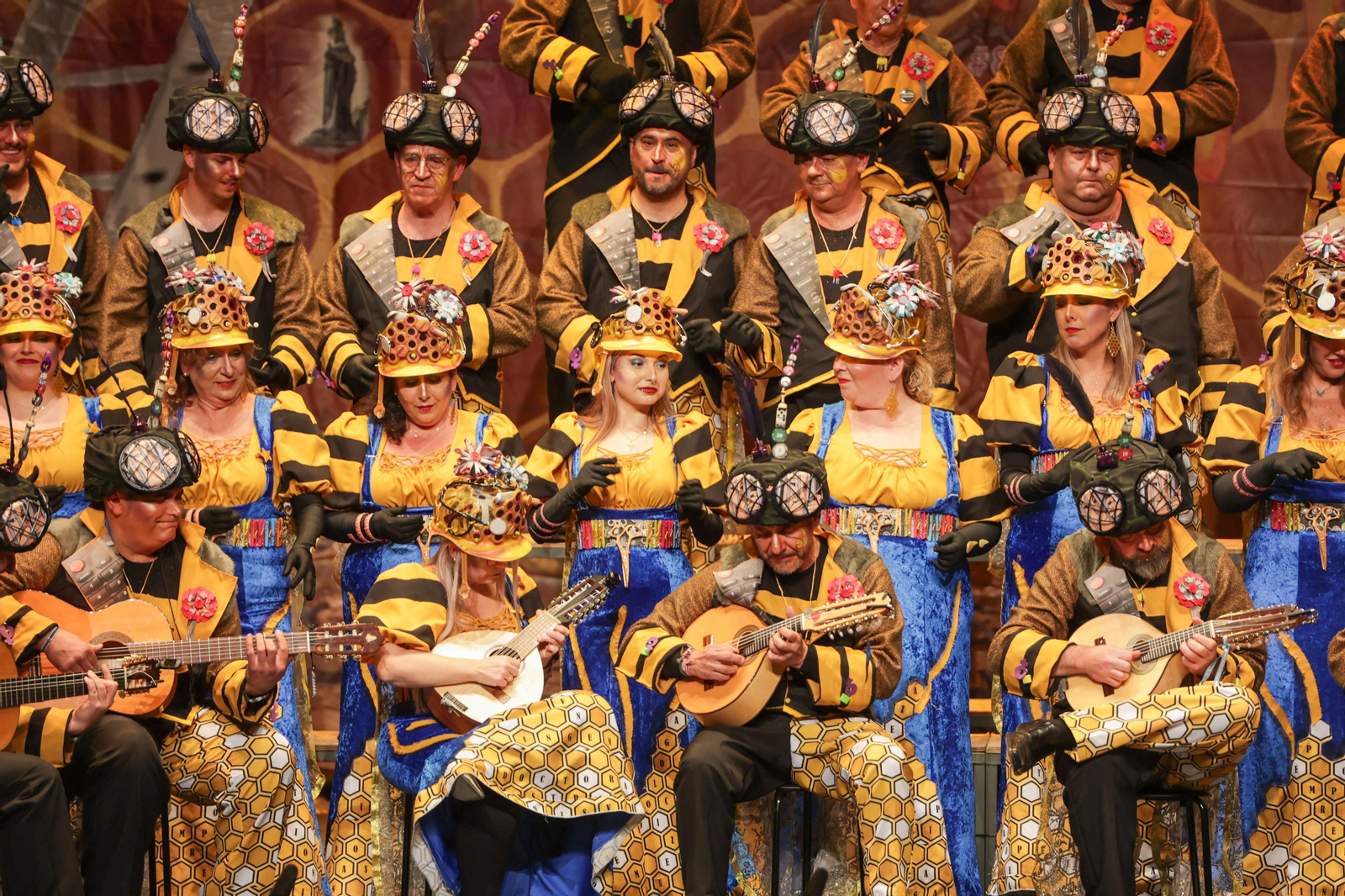 Imágenes de la actuación del coro de Huelva "La Rendición de los Bribones" en el Carnaval Colombino