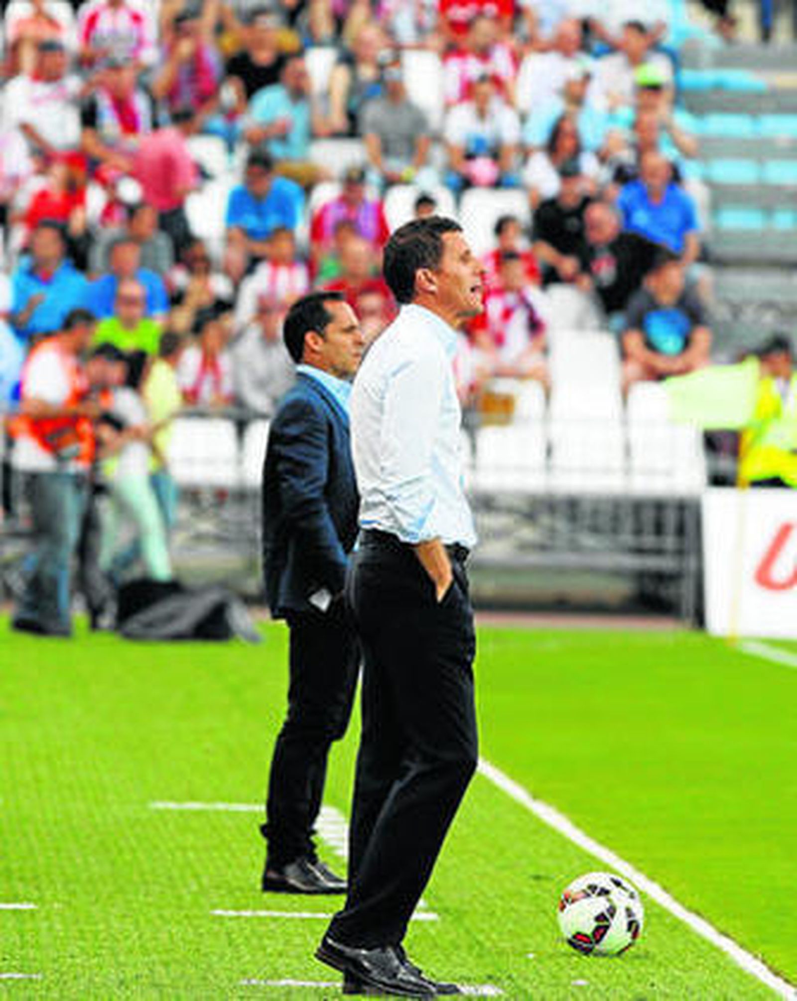 Javi Gracia, con Sergi Barjuán al fondo.