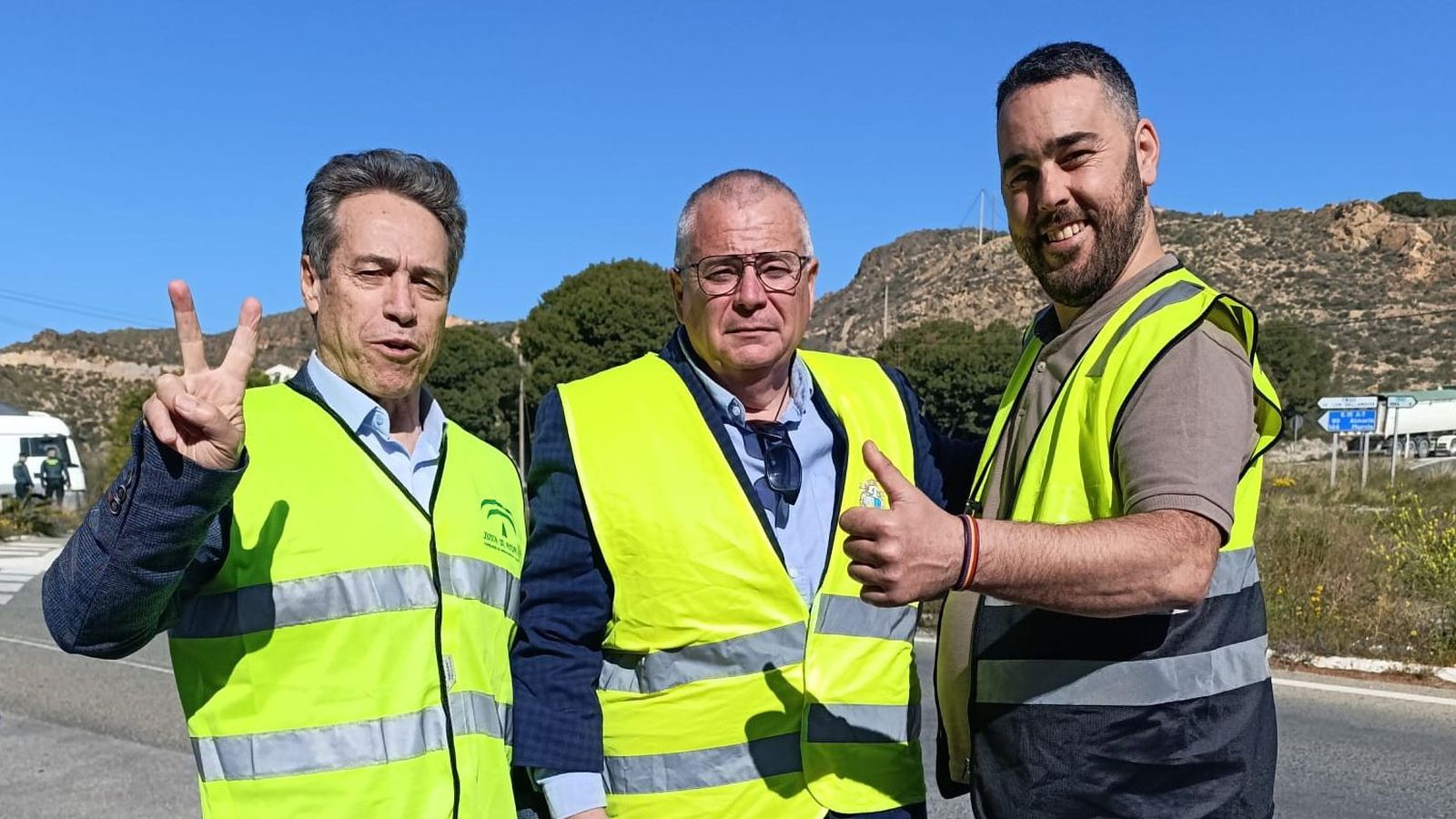 Pedro Zamora (PP) en el centro, con Álvaro Ramos (ex de IU) a la derecha y José Antonio Alonso (Vox), a la izquierda.