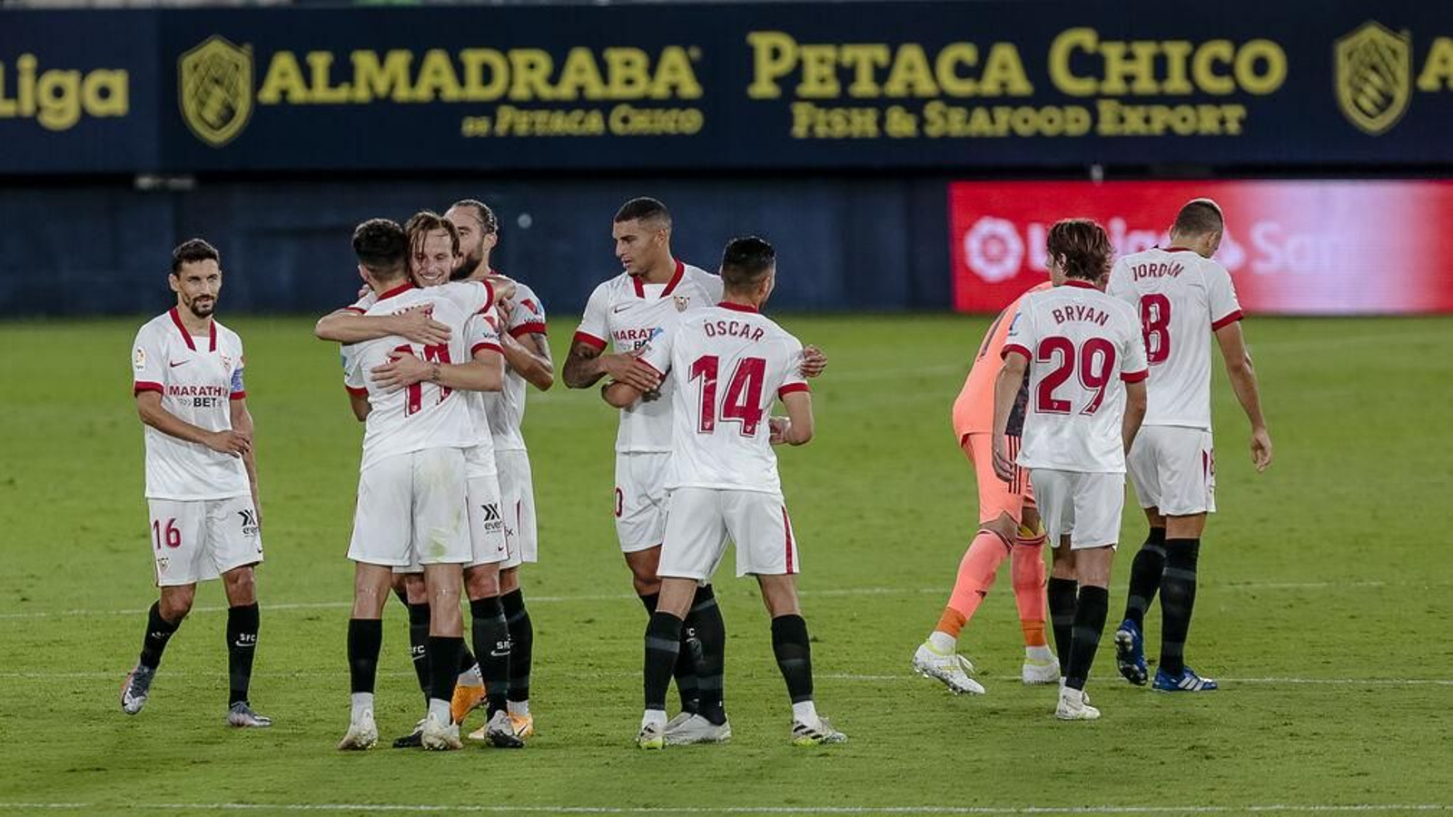 Jesús Navas, Munir, Rakitic, Gudelj, Diego Carlos, Óscar Rodríguez, Bryan y Joan Jordán, en Cádiz.