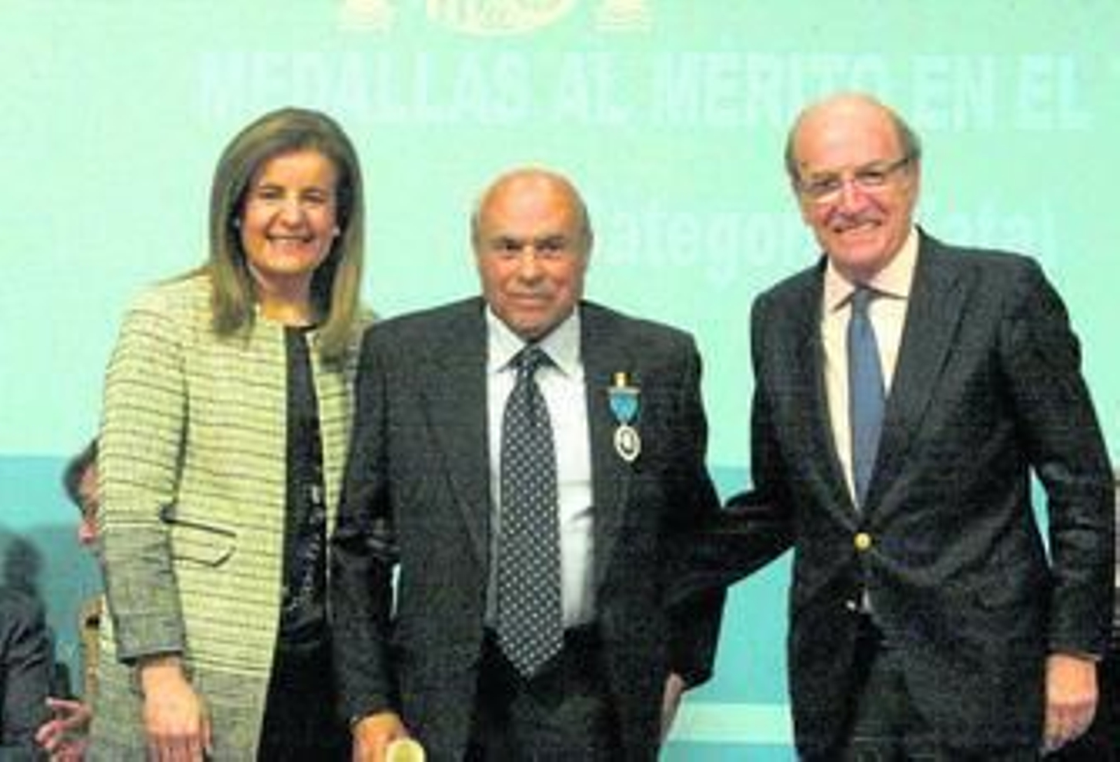 Fátima Báñez, Manuel Olmedo y Pedro Rodríguez, ayer en el Ministerio de Empleo, en Madrid.
