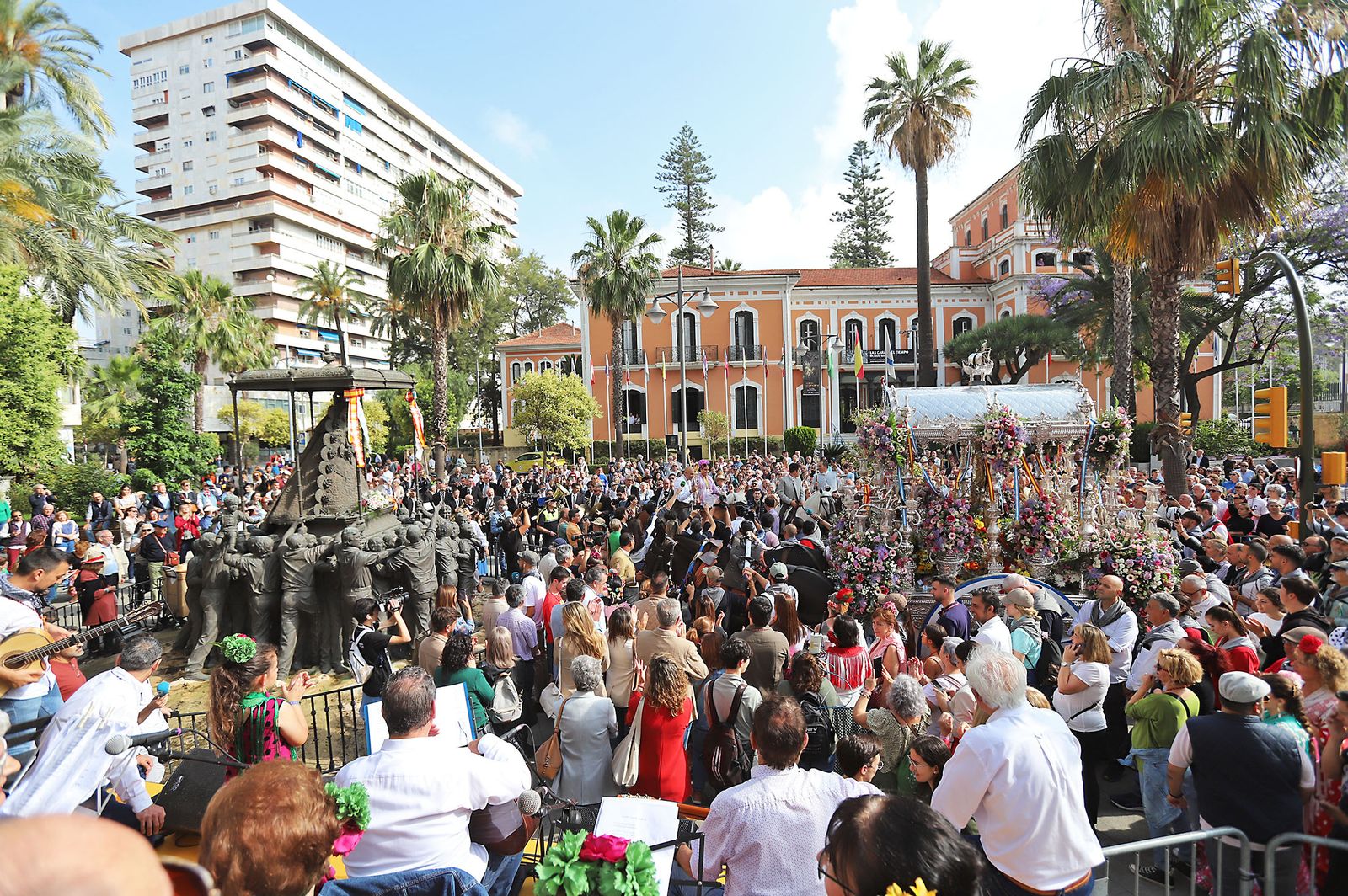 El Rocío 2023: Imágenes de la Hermandad de Emigrantes en su salida de Huelva
