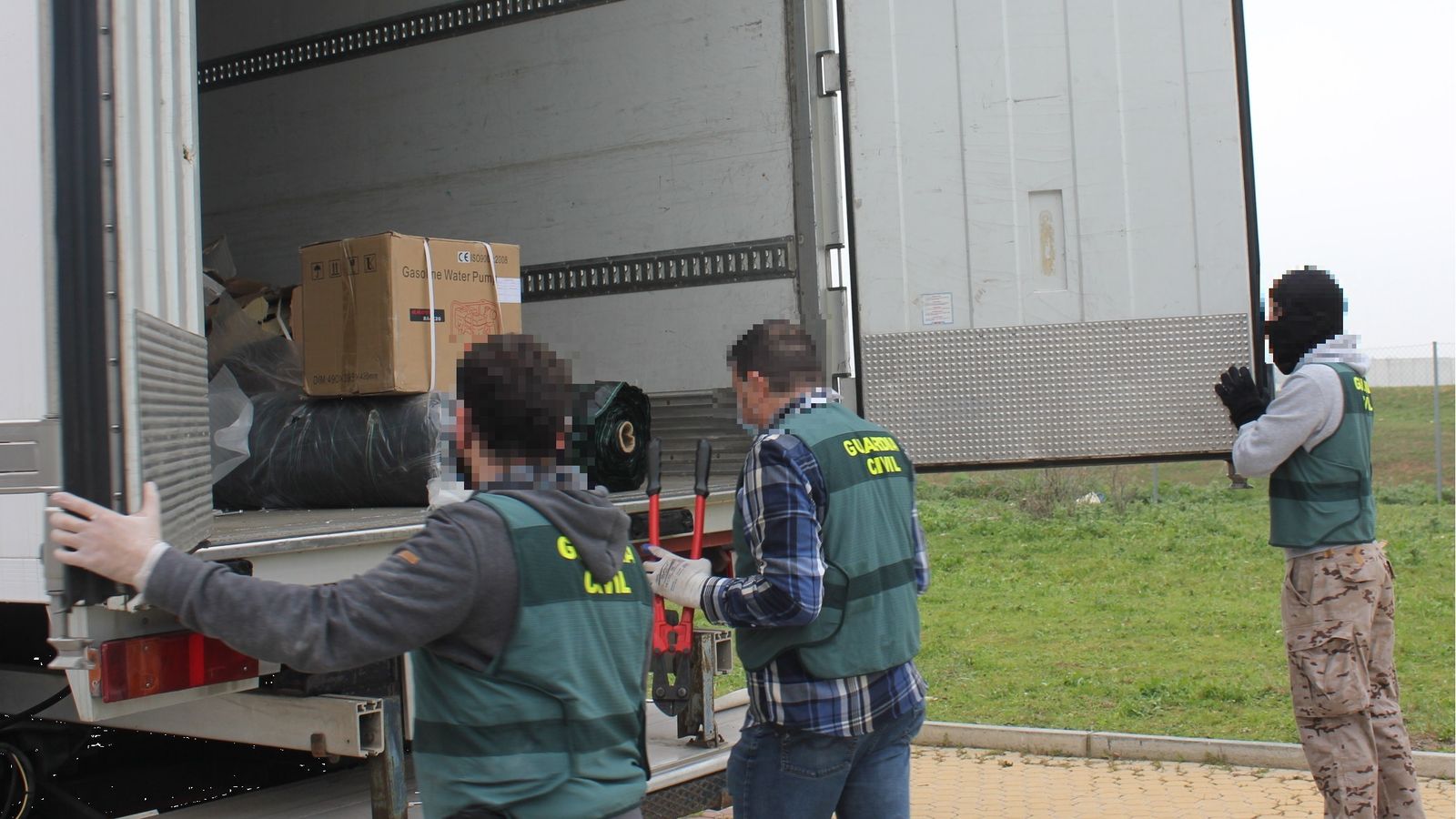 Guardias civiles abren un camión cargado de mercancía robada.
