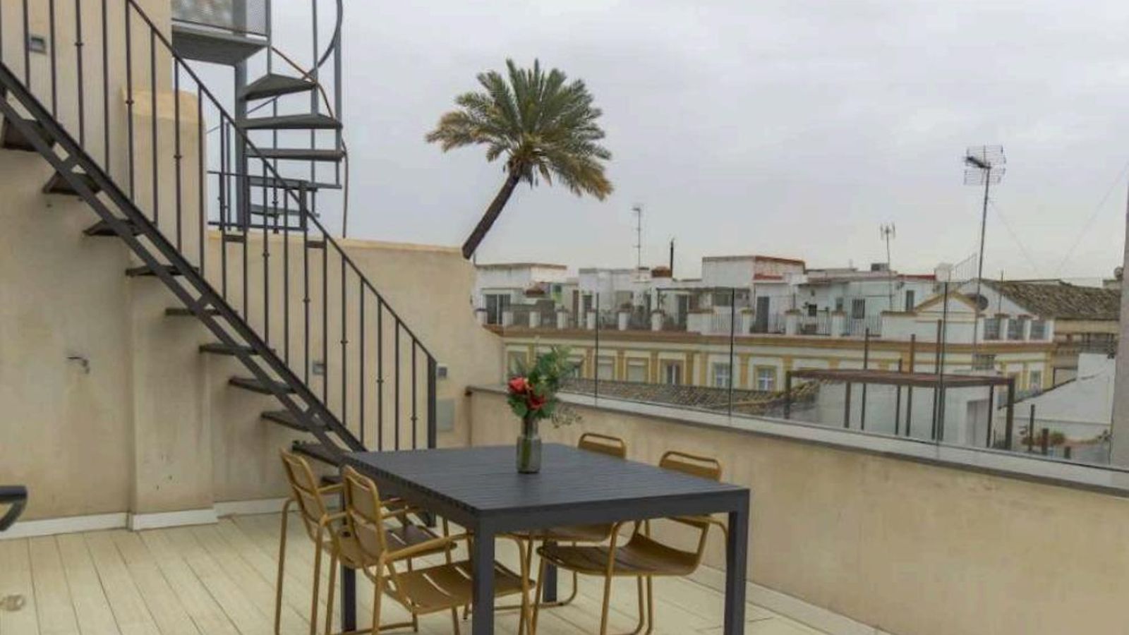 Terraza de un alojamiento de Hestia junto a la Plaza de San Pedro, en Sevilla.