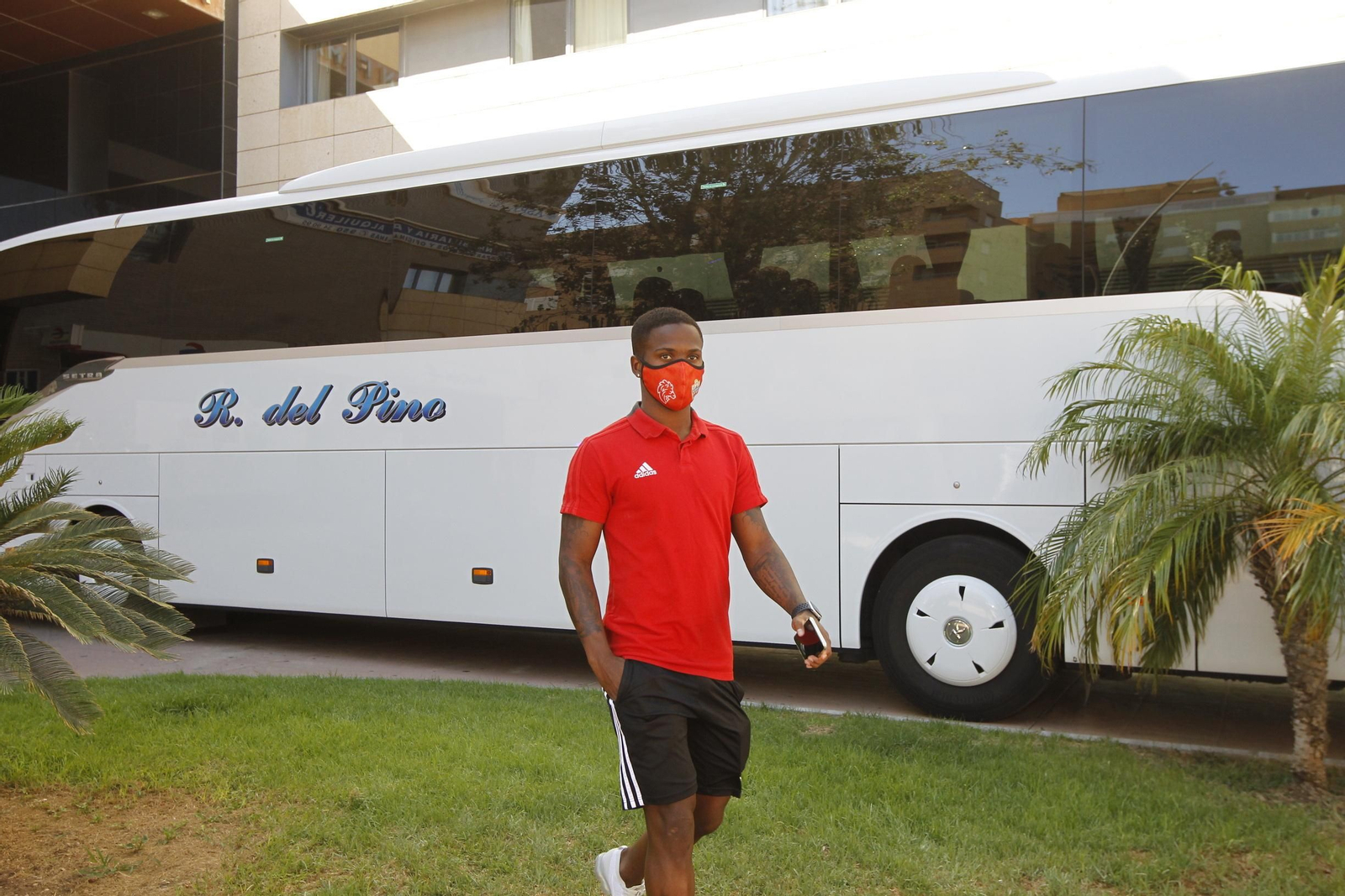 Fotogalería de la afición del Almería antes del partido ante el Girona